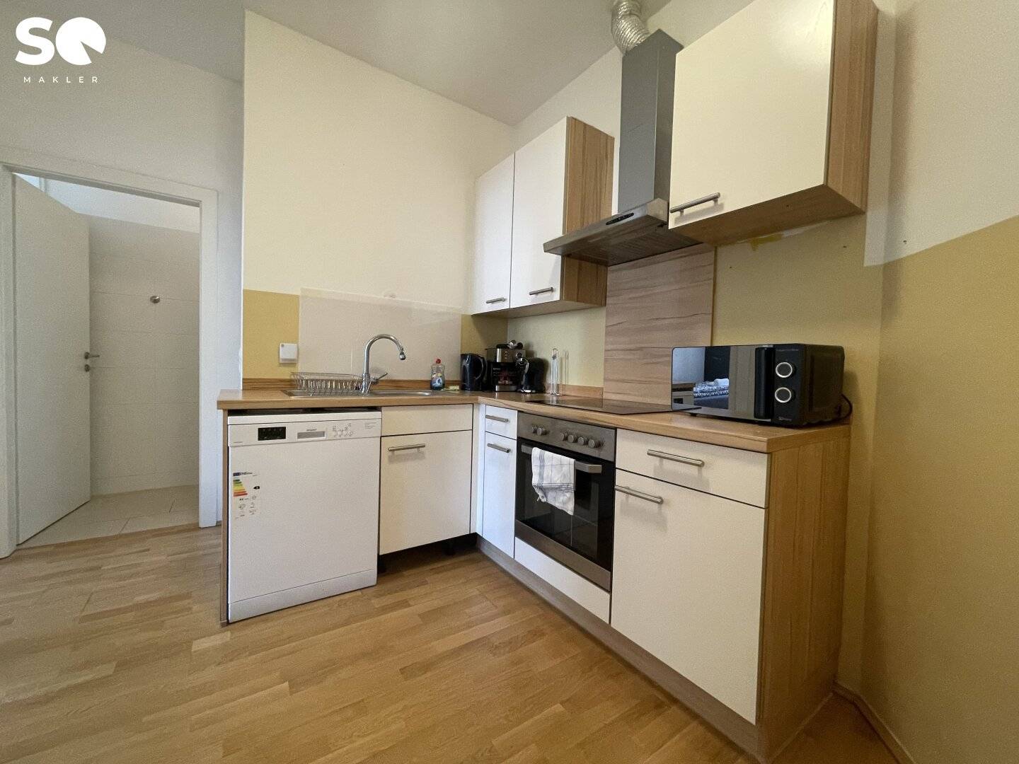 SQ Central Location at the Spitz 3 room Old Building Apartment Renovated and Well Maintained Short Term Rental Possible