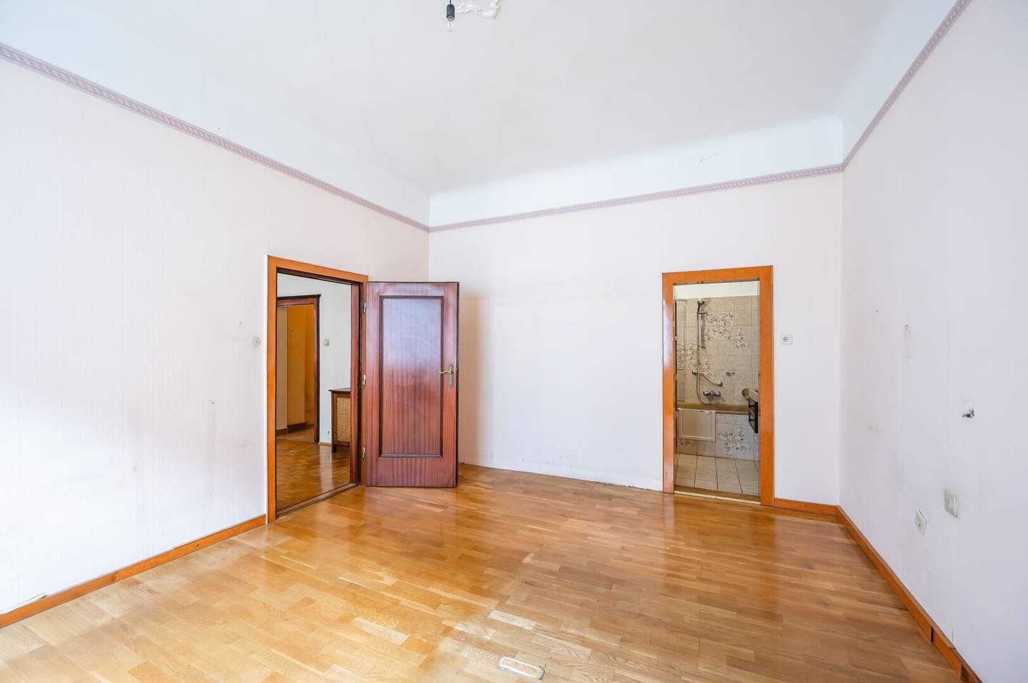 ++NEU++ Sanierungsbedürftige 3-Zimmer Altbau-Wohnung - großes Potenzial!