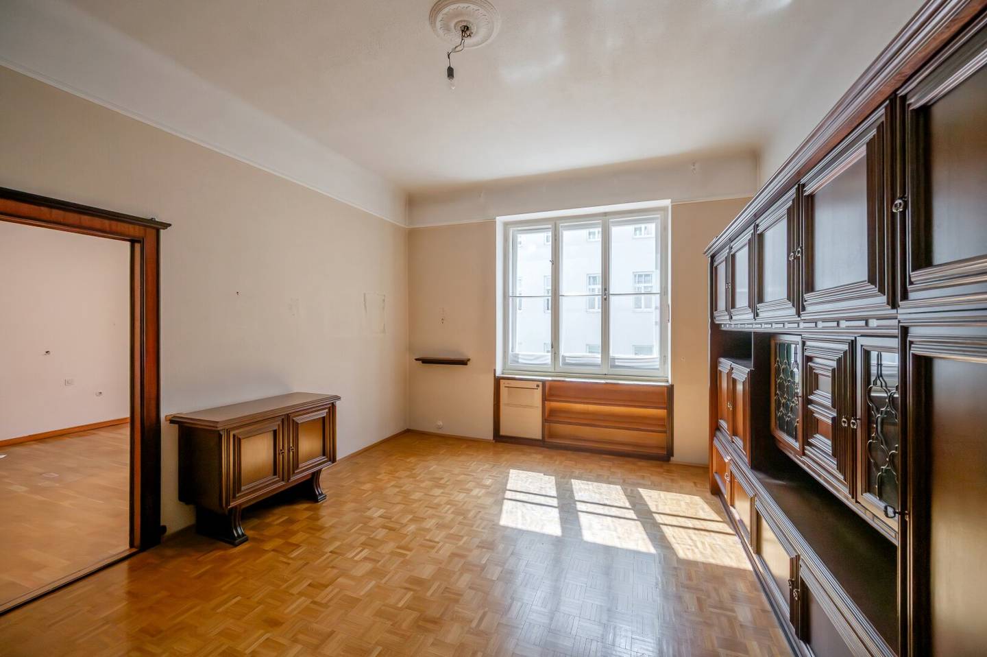 ++NEU++ Sanierungsbedürftige 3-Zimmer Altbau-Wohnung - großes Potenzial!