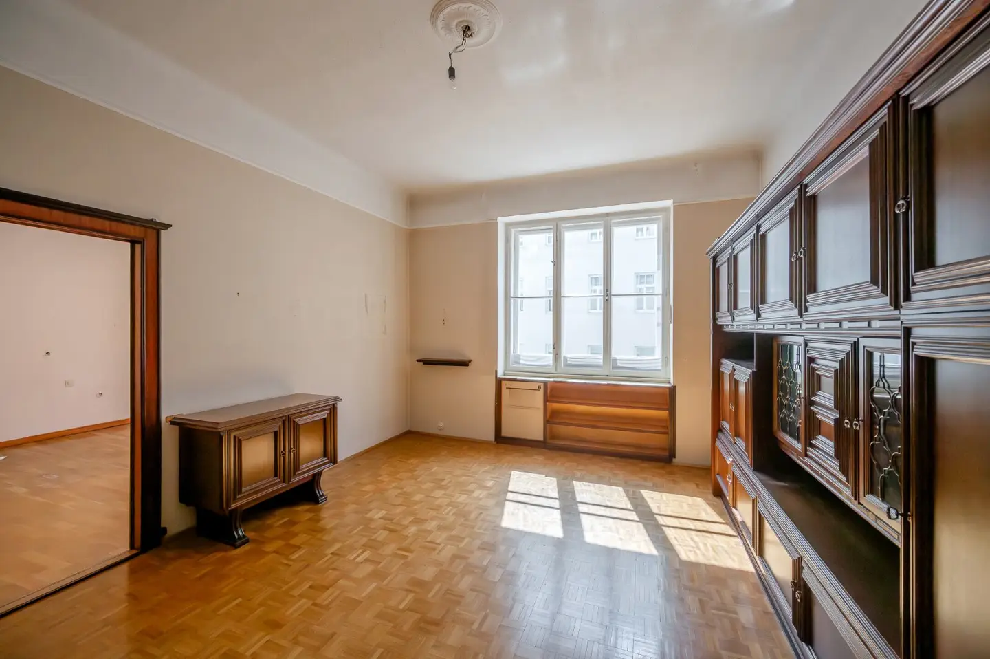 ++NEU++ Sanierungsbedürftige 3-Zimmer Altbau-Wohnung - großes Potenzial!