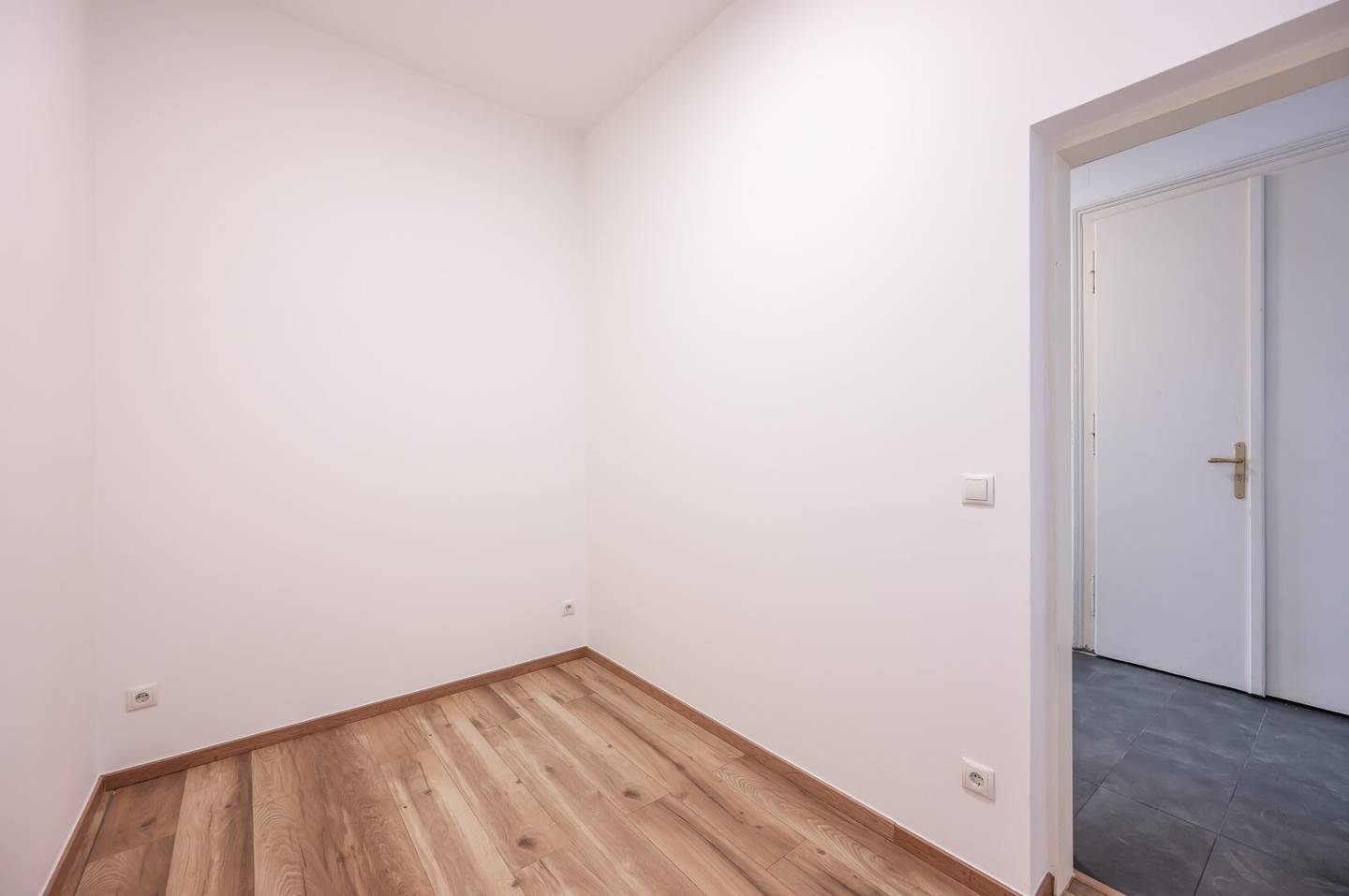 Hannovermarkt well maintained two room old building apartment Airbnb exemption permit is in place