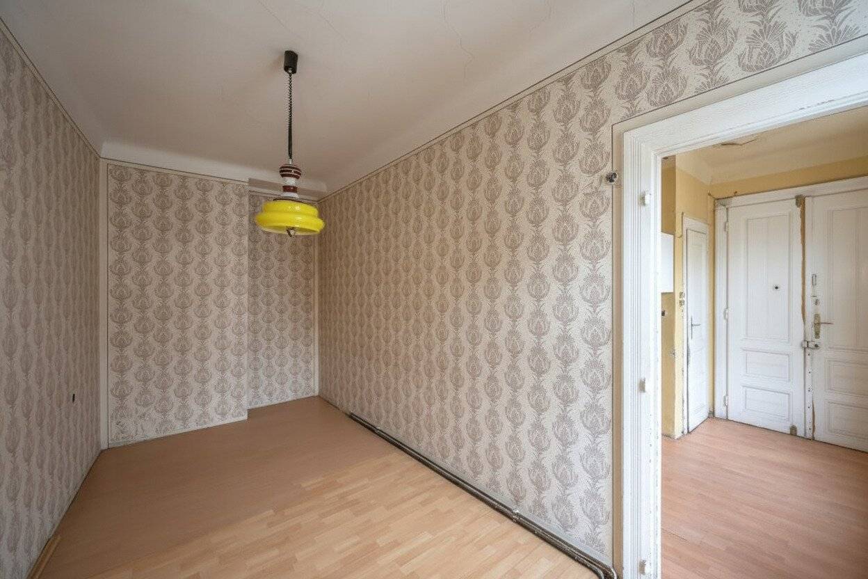 ++NEW++ Hidden Gem – 2-Room Period Apartment Awaiting Your Vision