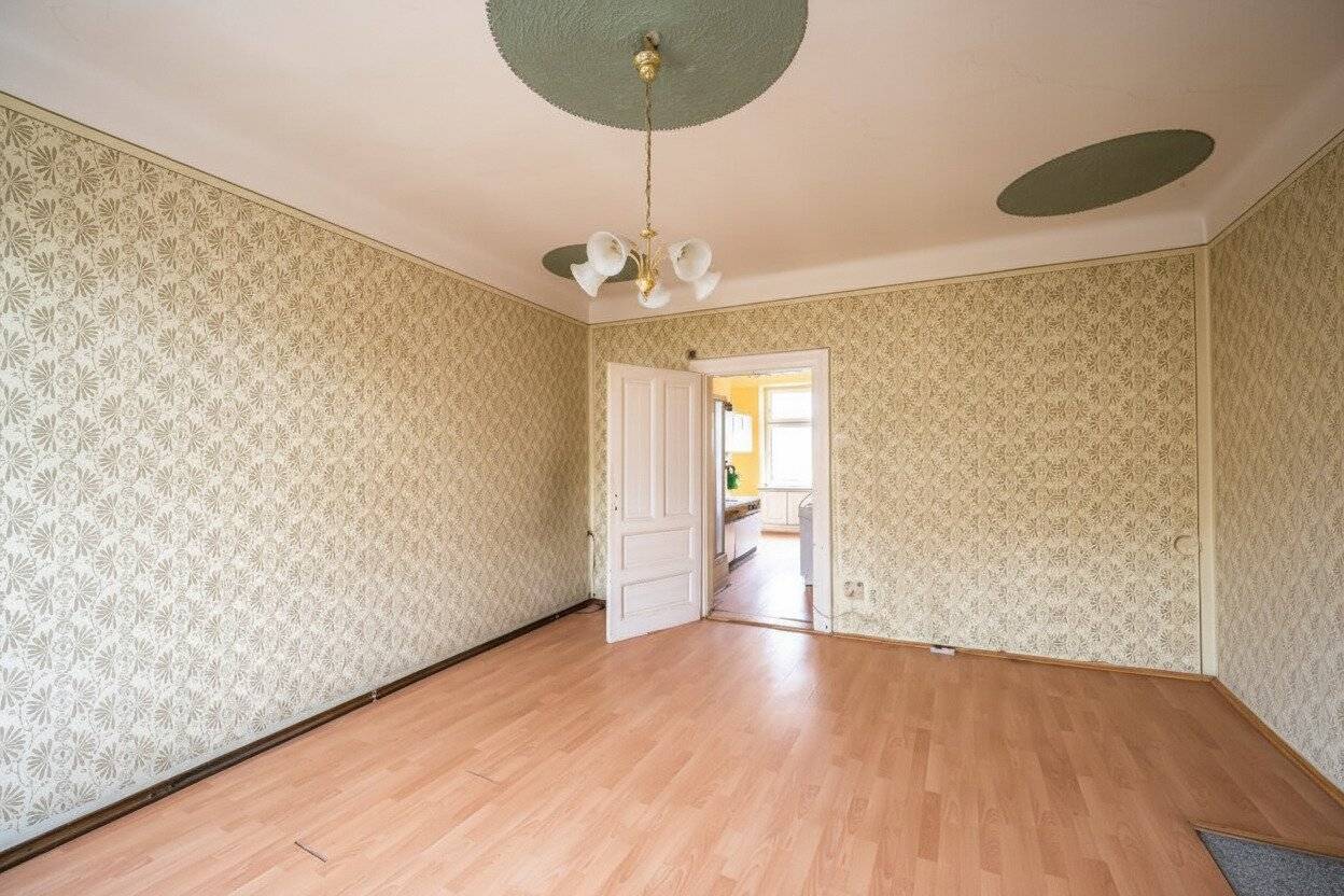 ++NEW++ Hidden Gem – 2-Room Period Apartment Awaiting Your Vision