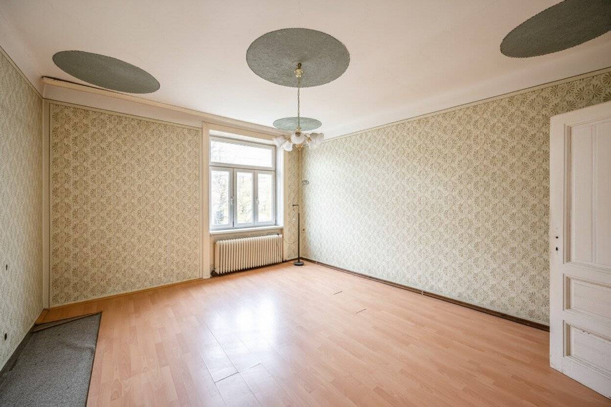 ++NEW++ Hidden Gem – 2-Room Period Apartment Awaiting Your Vision