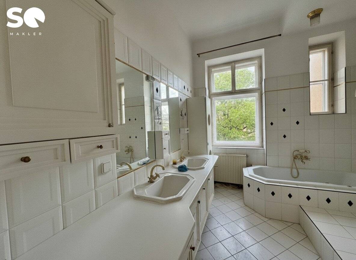 #SQ BRIGHT five room old building apartment with balcony near U2 Rathaus