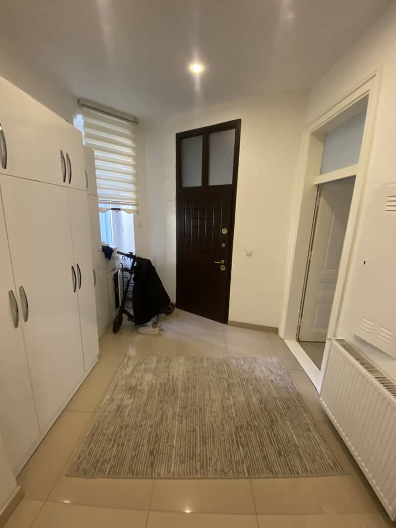 Großzügige 4 Zimmer Altbauwohnung  mit Terrasse und 2 Bädern, in Top - Zustand