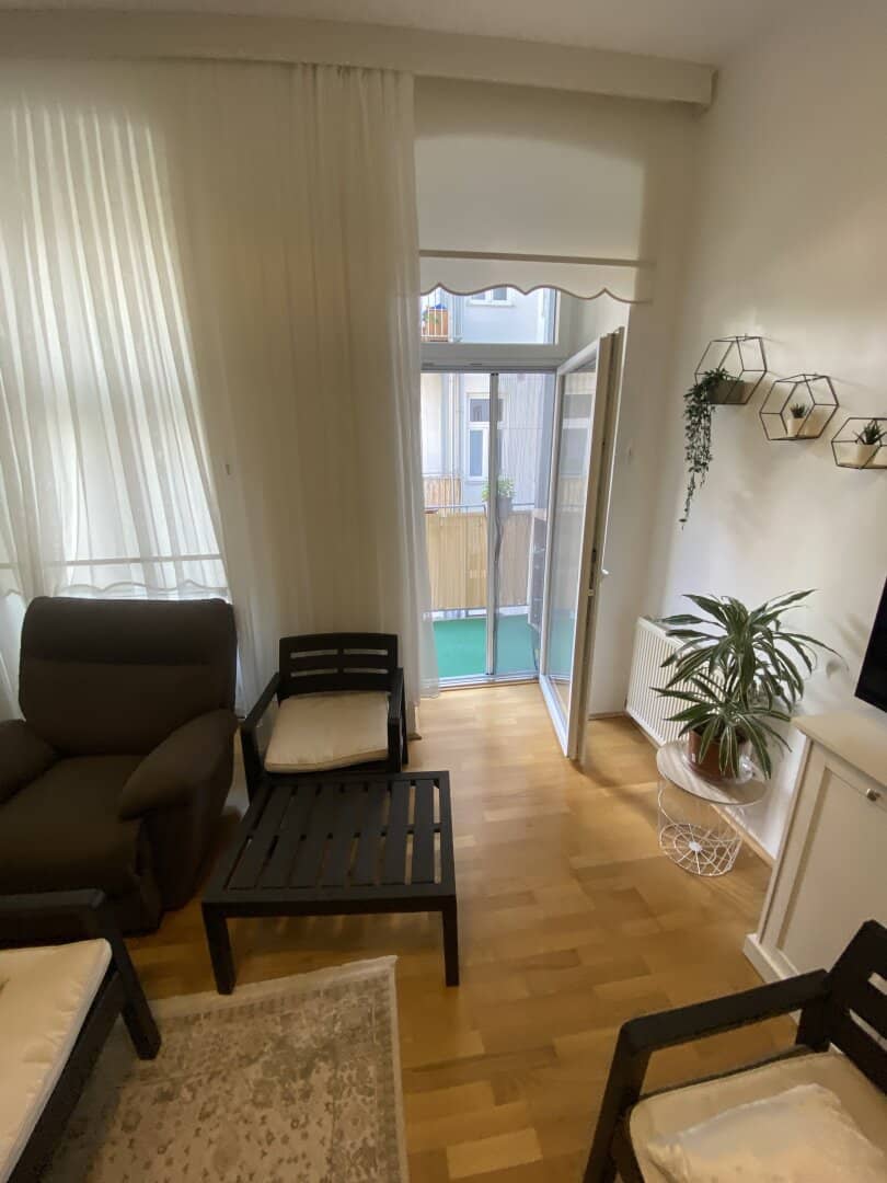 Großzügige 4 Zimmer Altbauwohnung  mit Terrasse und 2 Bädern, in Top - Zustand