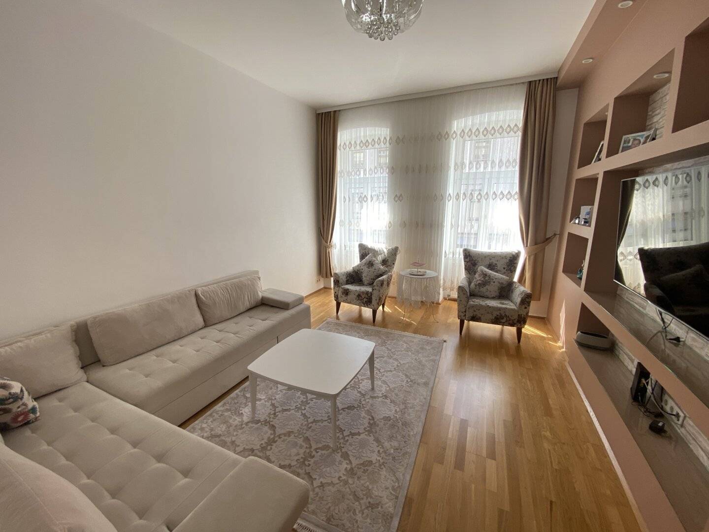 Großzügige 4 Zimmer Altbauwohnung  mit Terrasse und 2 Bädern, in Top - Zustand