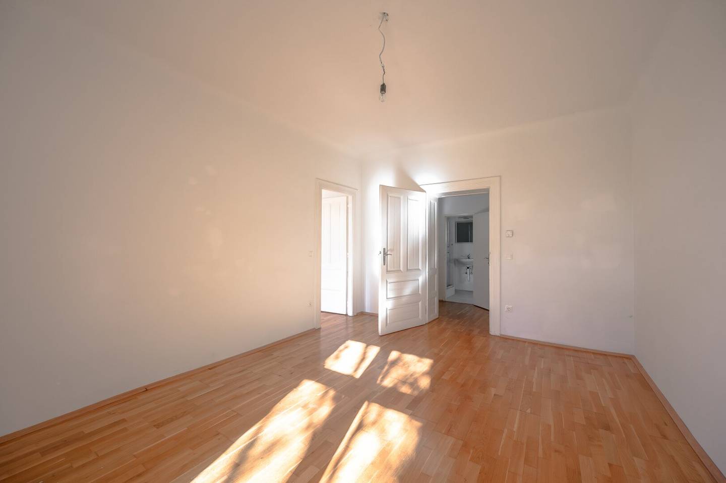 ++NEW++ Charming Period Apartment – Renovation Opportunity (2 Rooms)