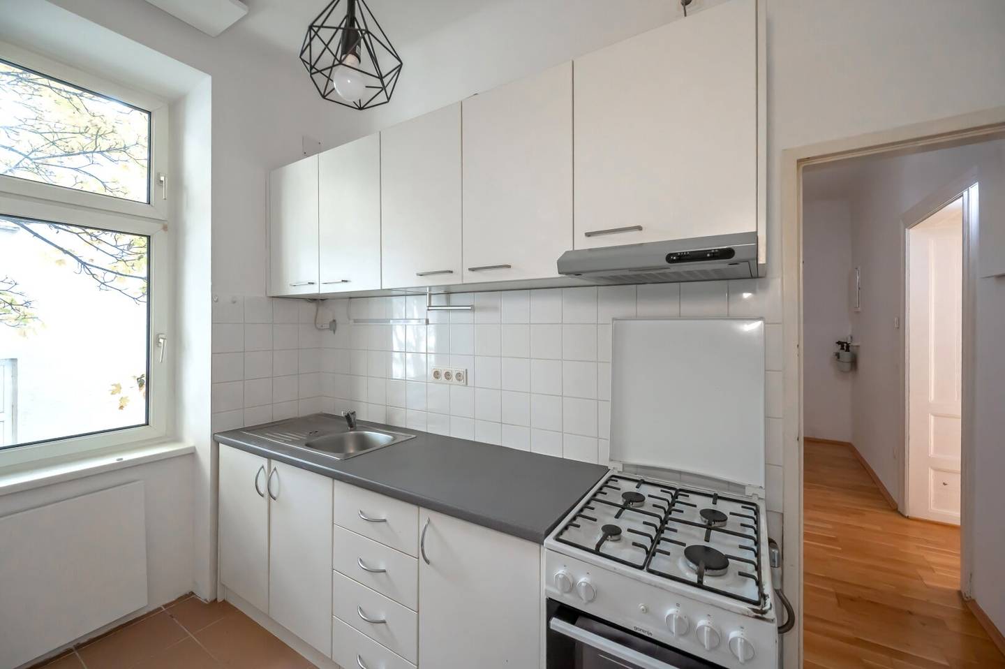 ++NEW++ Charming Period Apartment – Renovation Opportunity (2 Rooms)
