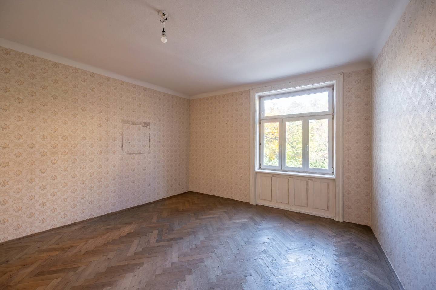 ++NEW++ Period apartment with potential – 2 rooms requiring renovation