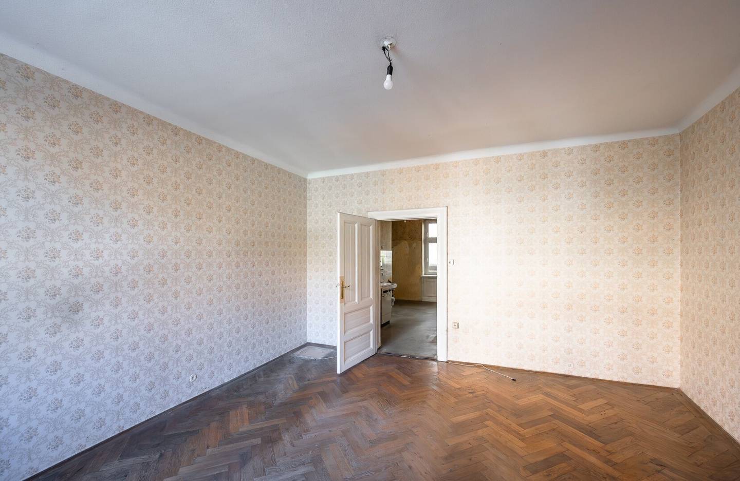 ++NEW++ Period apartment with potential – 2 rooms requiring renovation