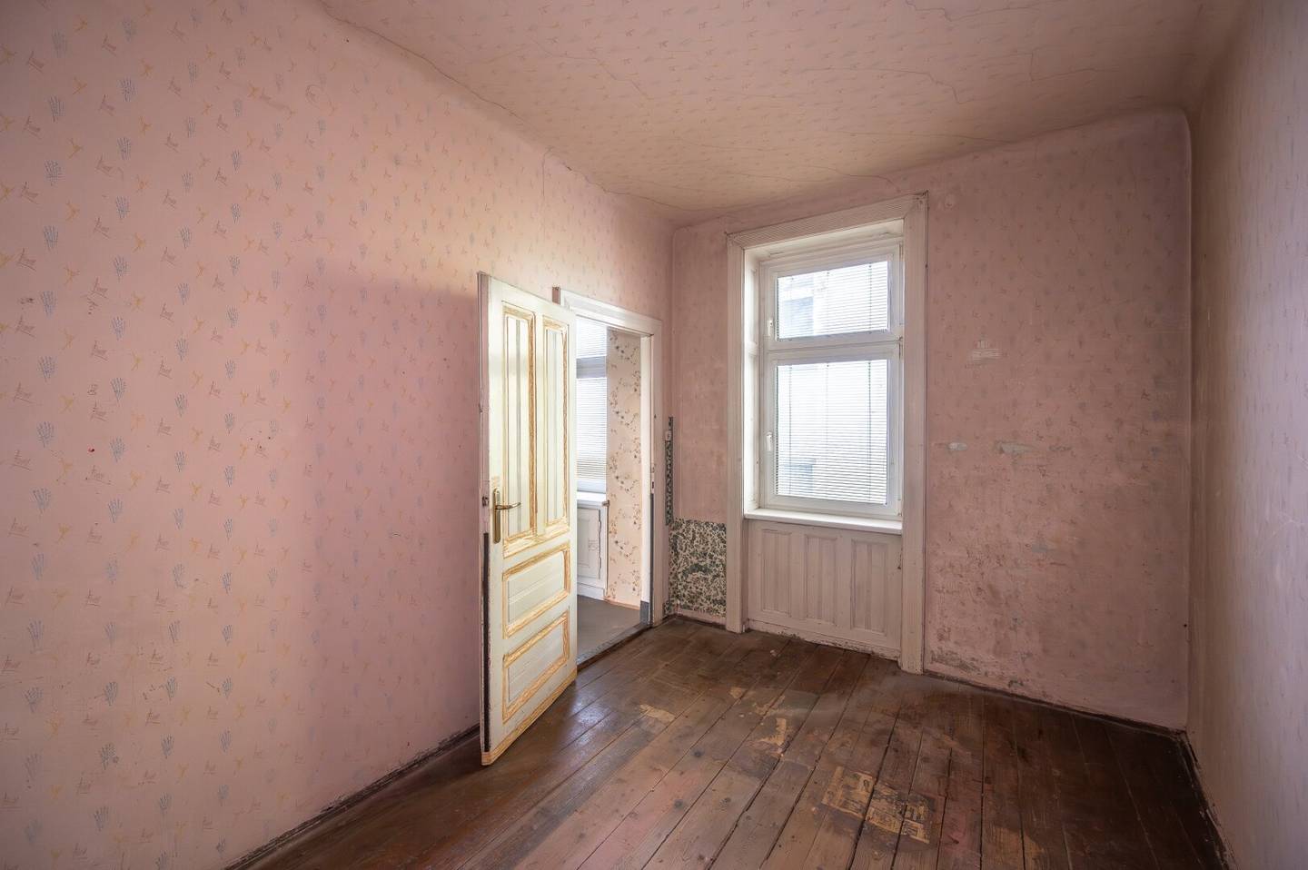 ++NEW++ Period apartment with potential – 2 rooms requiring renovation
