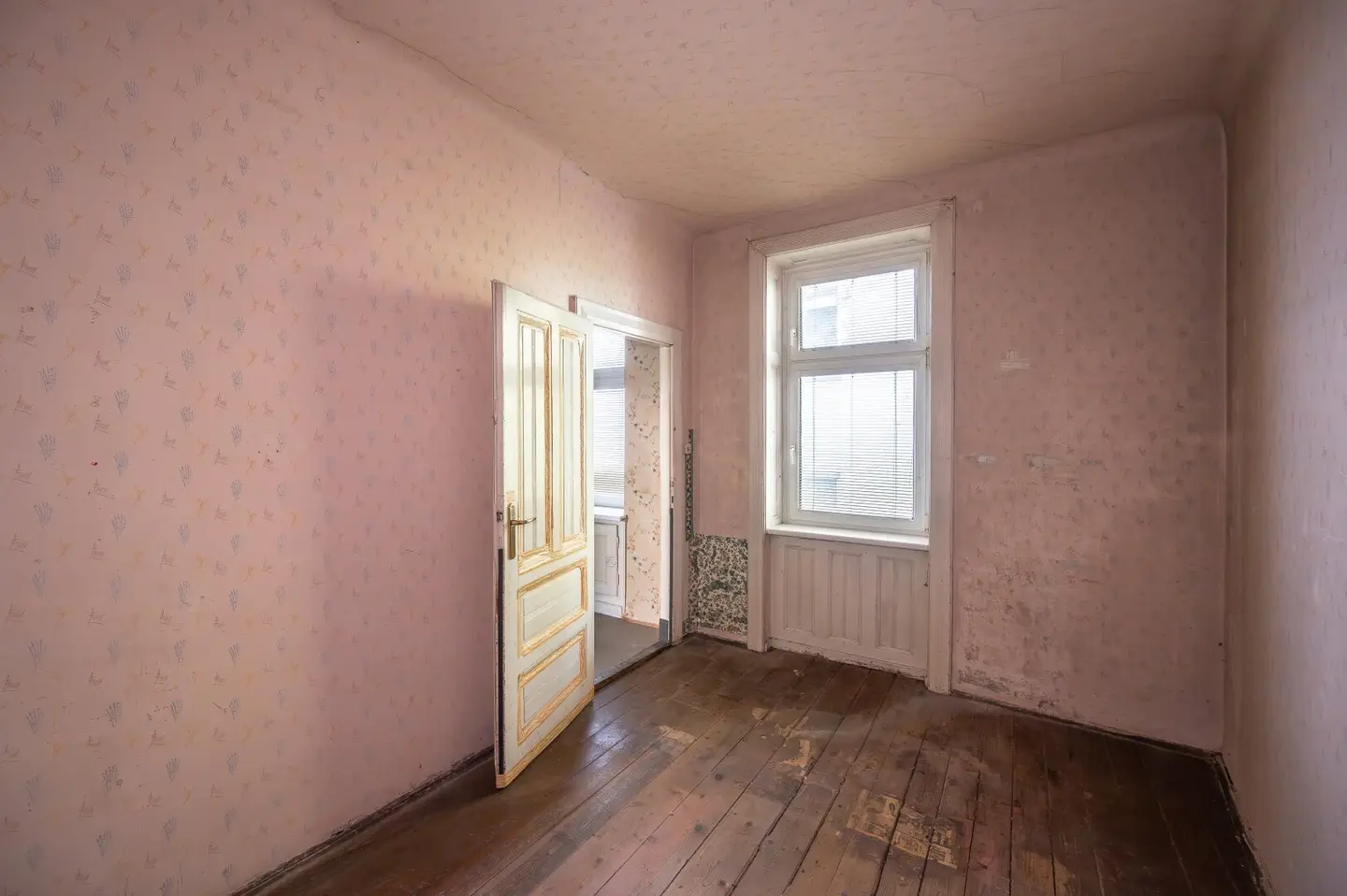 ++NEW++ Old building with potential; 2 rooms for renovation