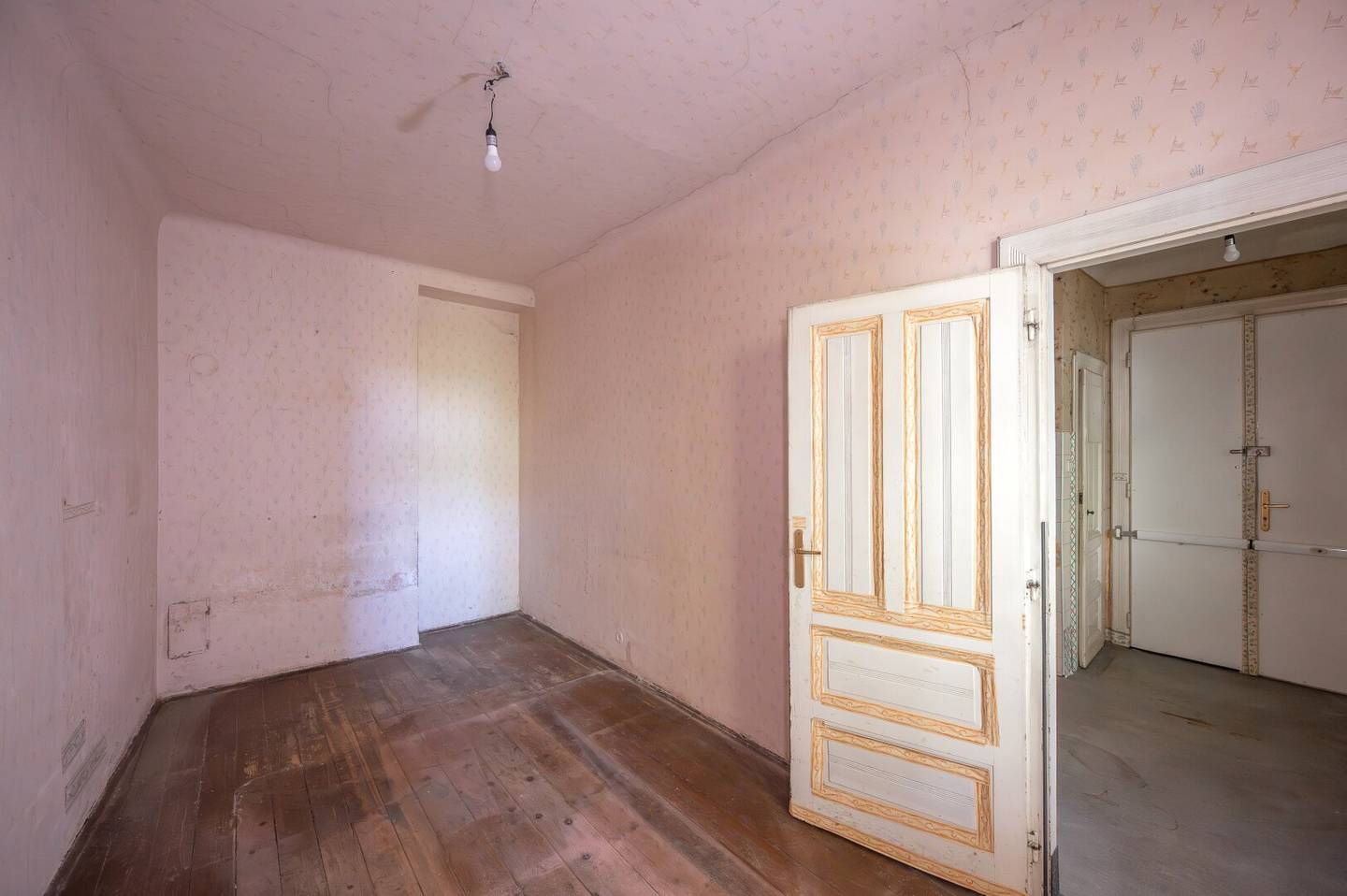 ++NEW++ Period apartment with potential – 2 rooms requiring renovation