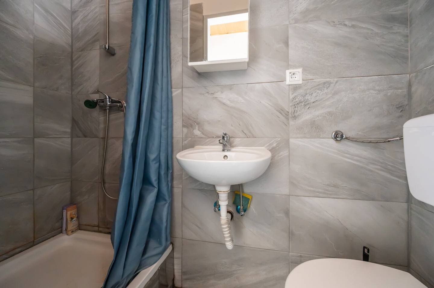 ++NEW++ renovation needed 1 room old building apartment