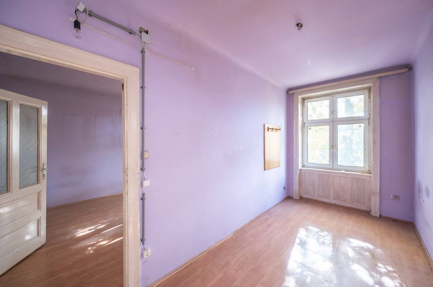 ++NEW++ Period apartment with potential – 2 rooms in need of renovation