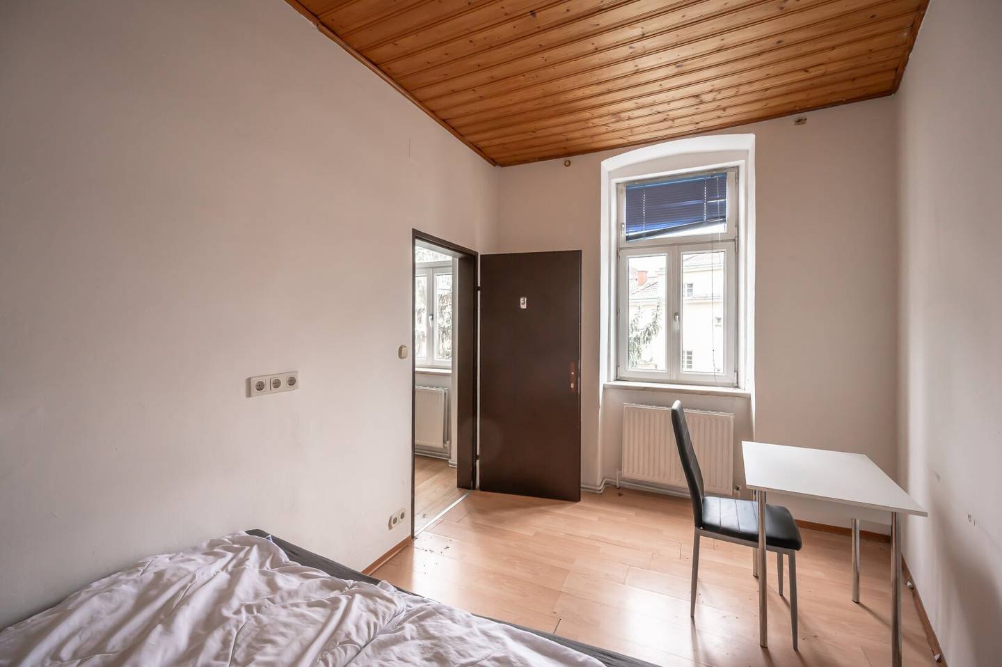 Your project in the heart of the city in need of renovation 3.5 room old apartment with balcony option