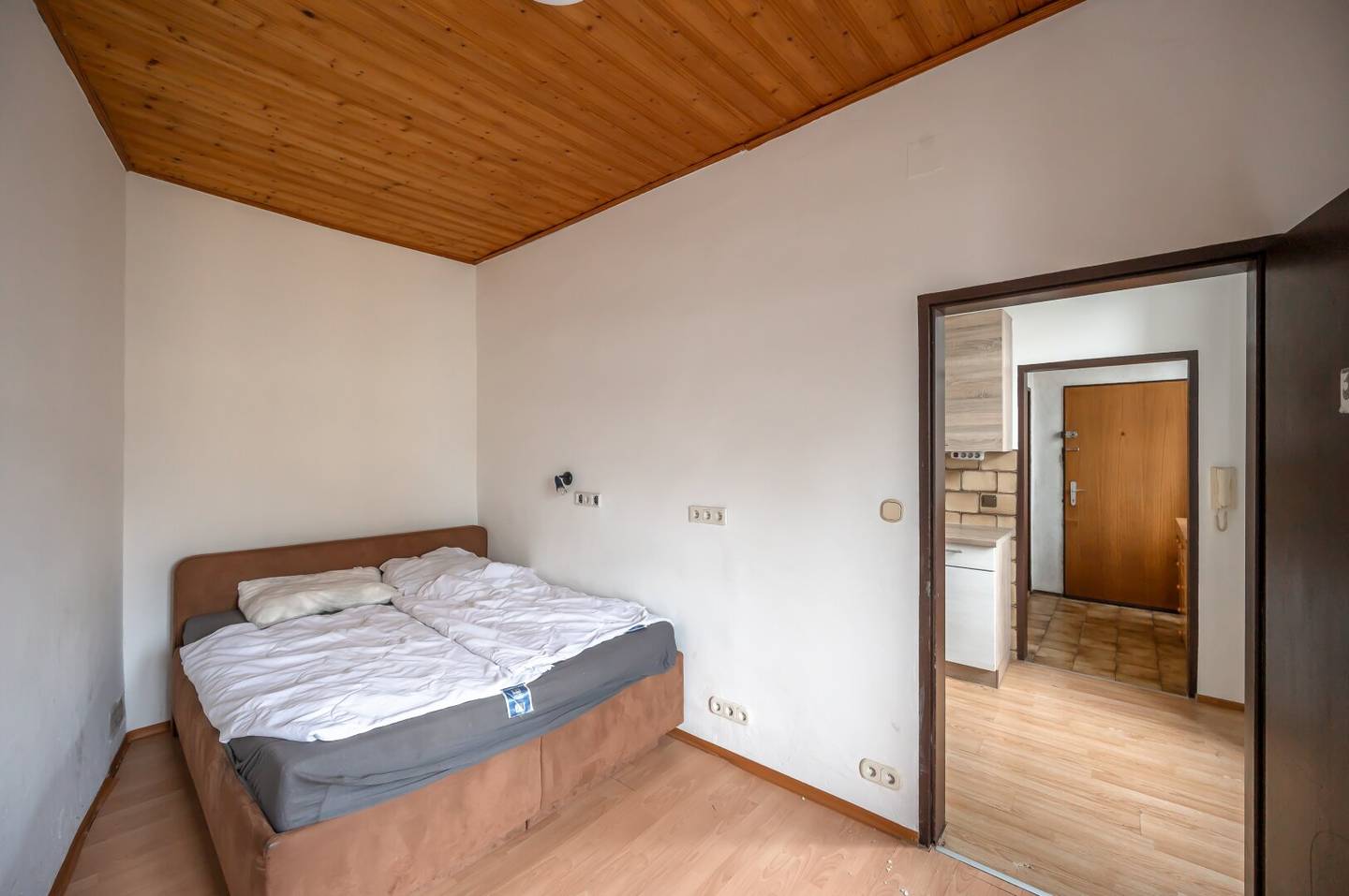 Your project in the heart of the city in need of renovation 3.5 room old apartment with balcony option