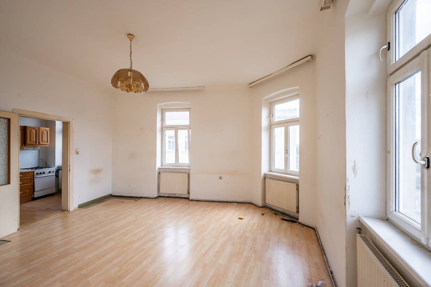++NEW++ renovation-needed 2.5 room old building apartment