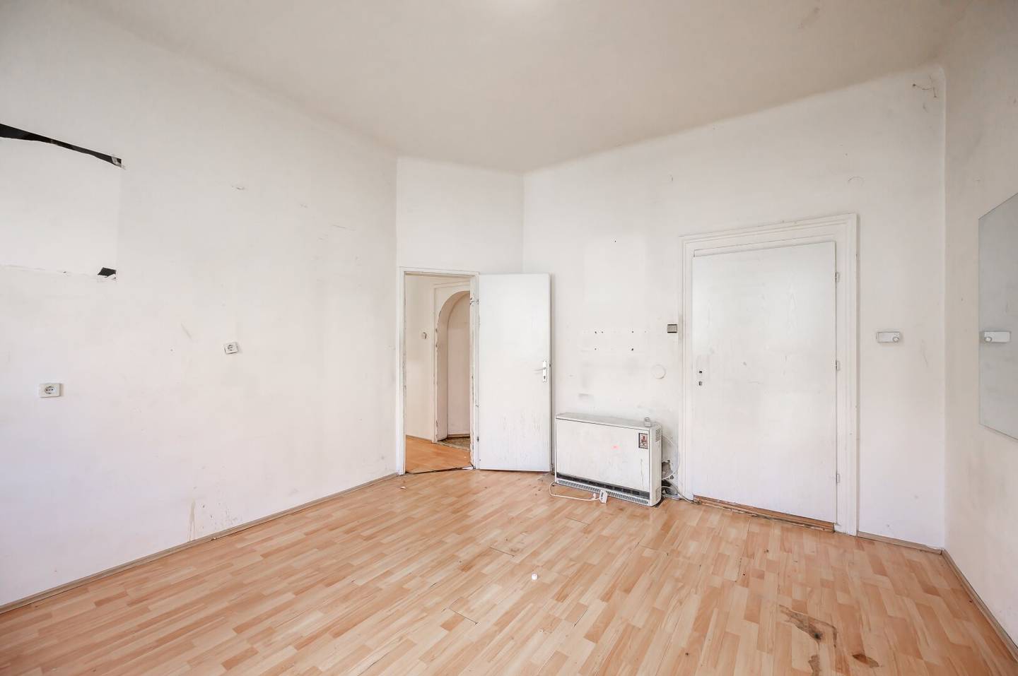 ++NEW++ renovation needed 3.5 room old building apartment