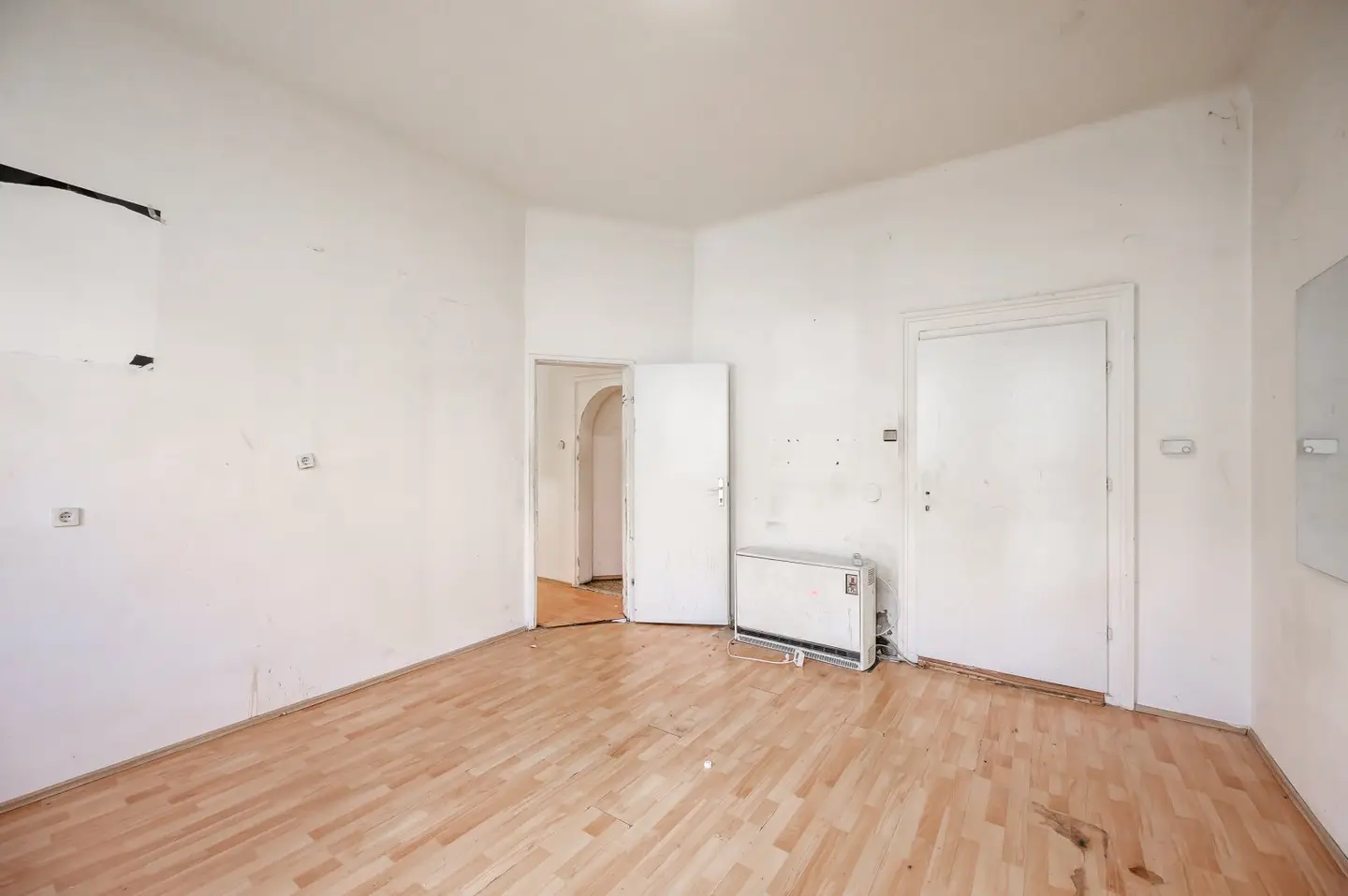 ++NEW++ renovation needed 3.5 room old building apartment