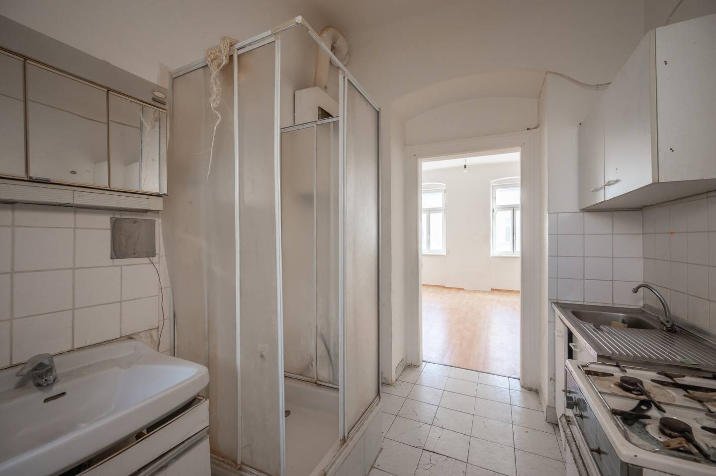 ++1120++ Your project in the heart of the city renovation needed 1 room old building apartment