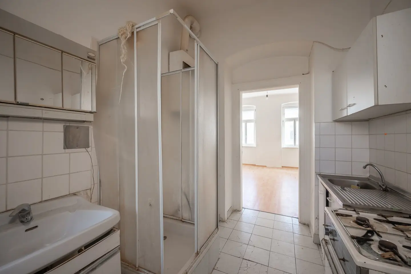 ++1120++ Your project in the heart of the city renovation needed 1 room old building apartment