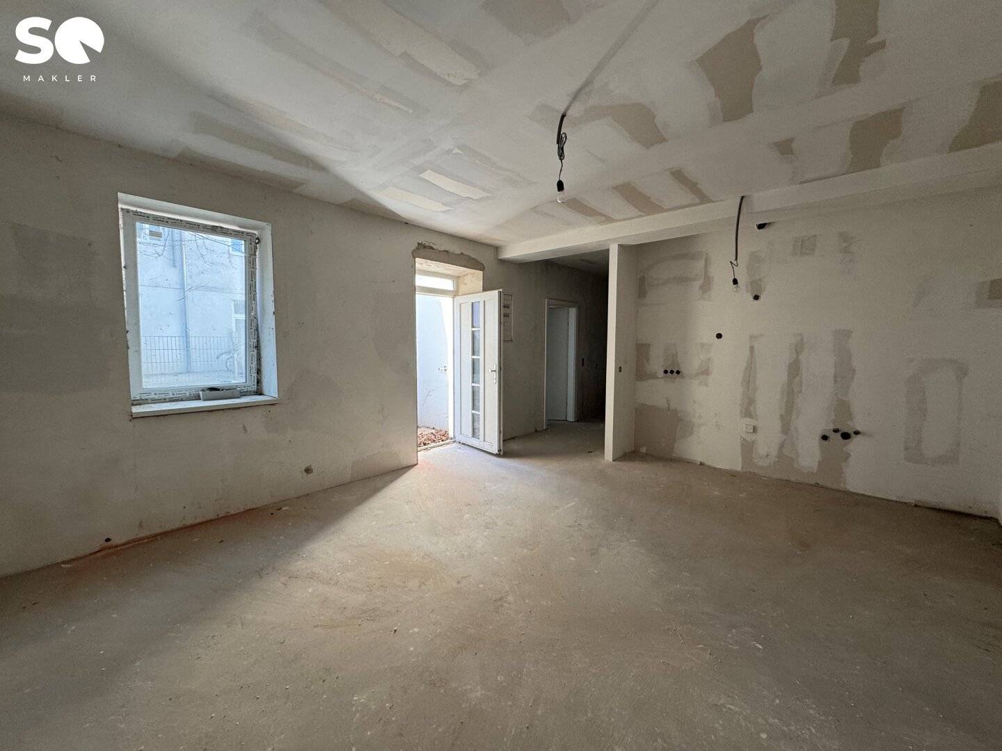 #SQ - INNENHOFRUHELAGE! SANIERUNGSBEDÜRFTIGE WOHNUNG MIT AUSSENFLÄCHE