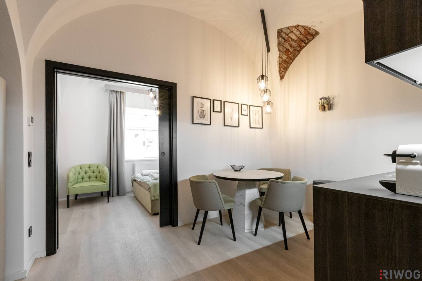 Stylish 35.21 m² Old Building in 1190 Vaulted Ceilings Design Bathroom &amp; Built-in Kitchen Living by the Weingarten