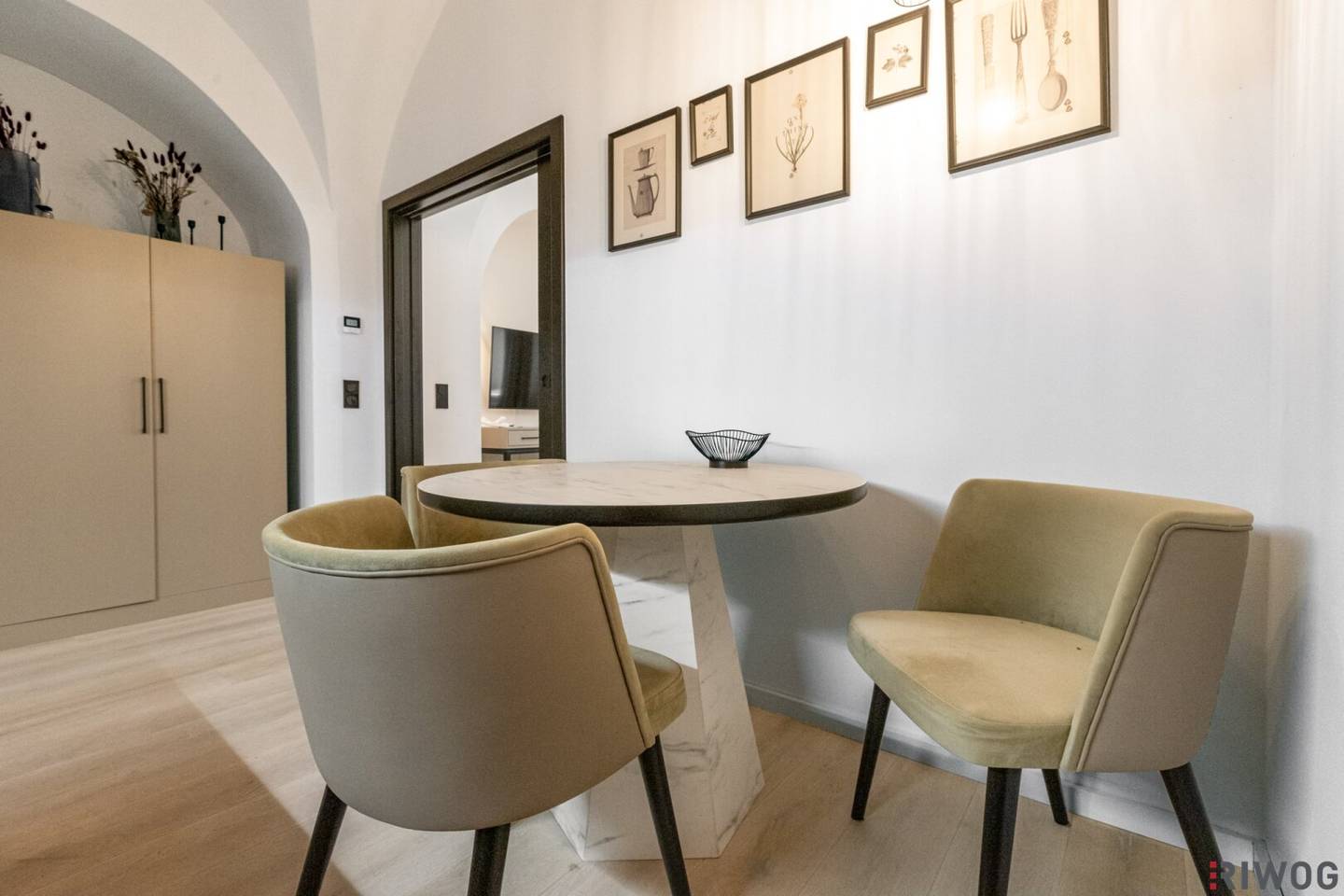Stylish 35.21 m² Old Building in 1190 Vaulted Ceilings Design Bathroom &amp; Built-in Kitchen Living by the Weingarten