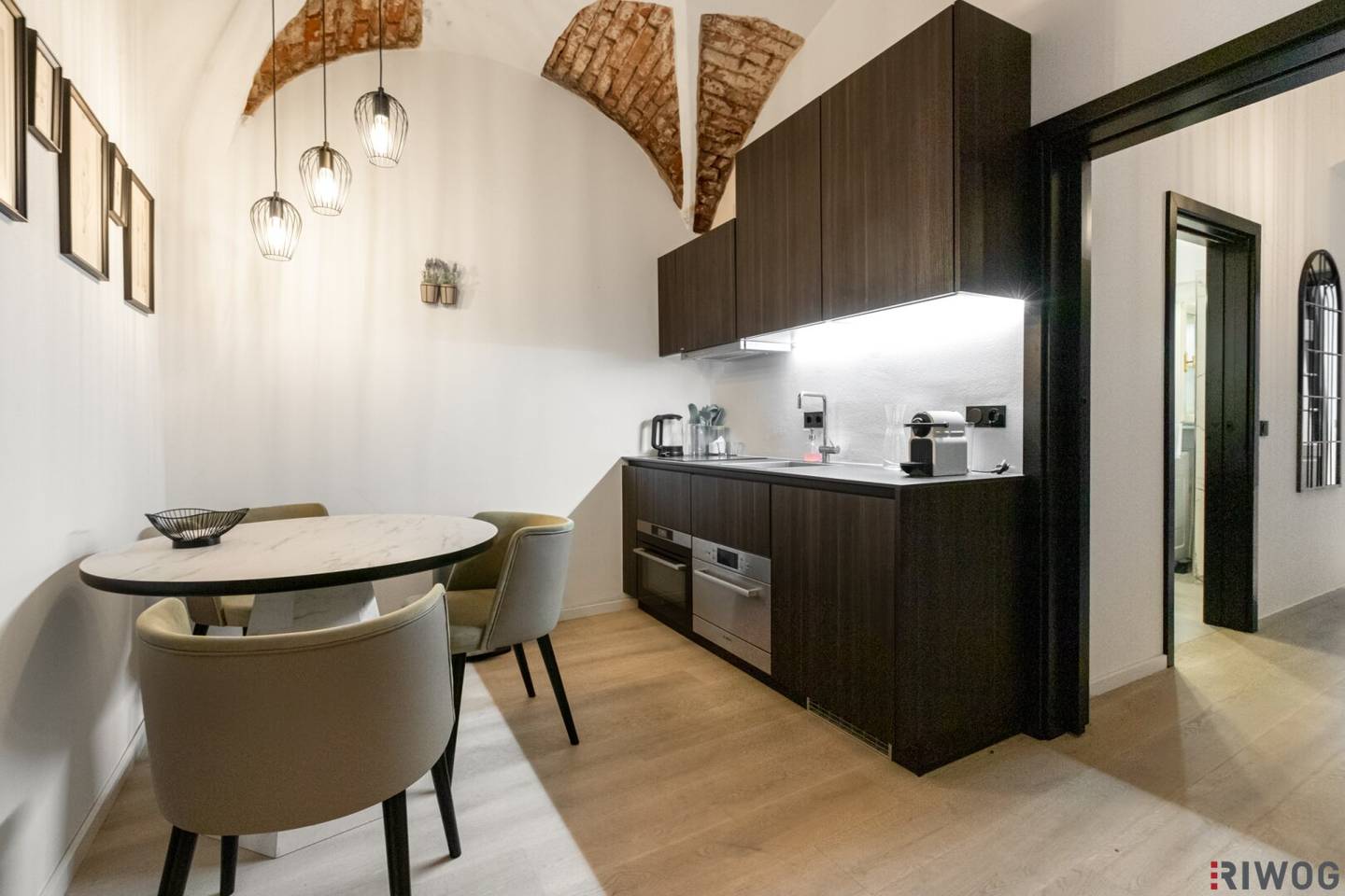 Stylish 35.21 m² Old Building in 1190 Vaulted Ceilings Design Bathroom &amp; Built-in Kitchen Living by the Weingarten
