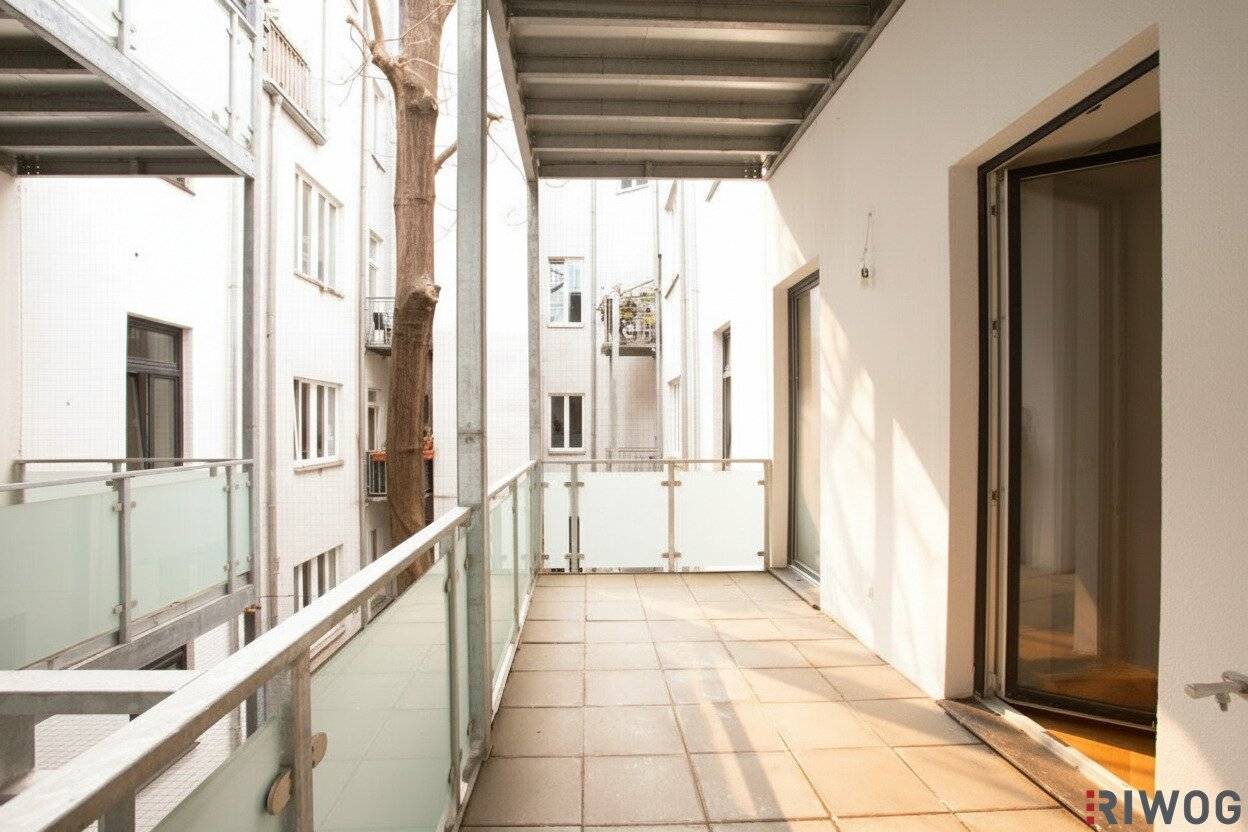 Renovated three room historic style old building with balcony in a quiet location | About two minutes to U4 Schönbrunn | About fifteen minutes to the 1st district