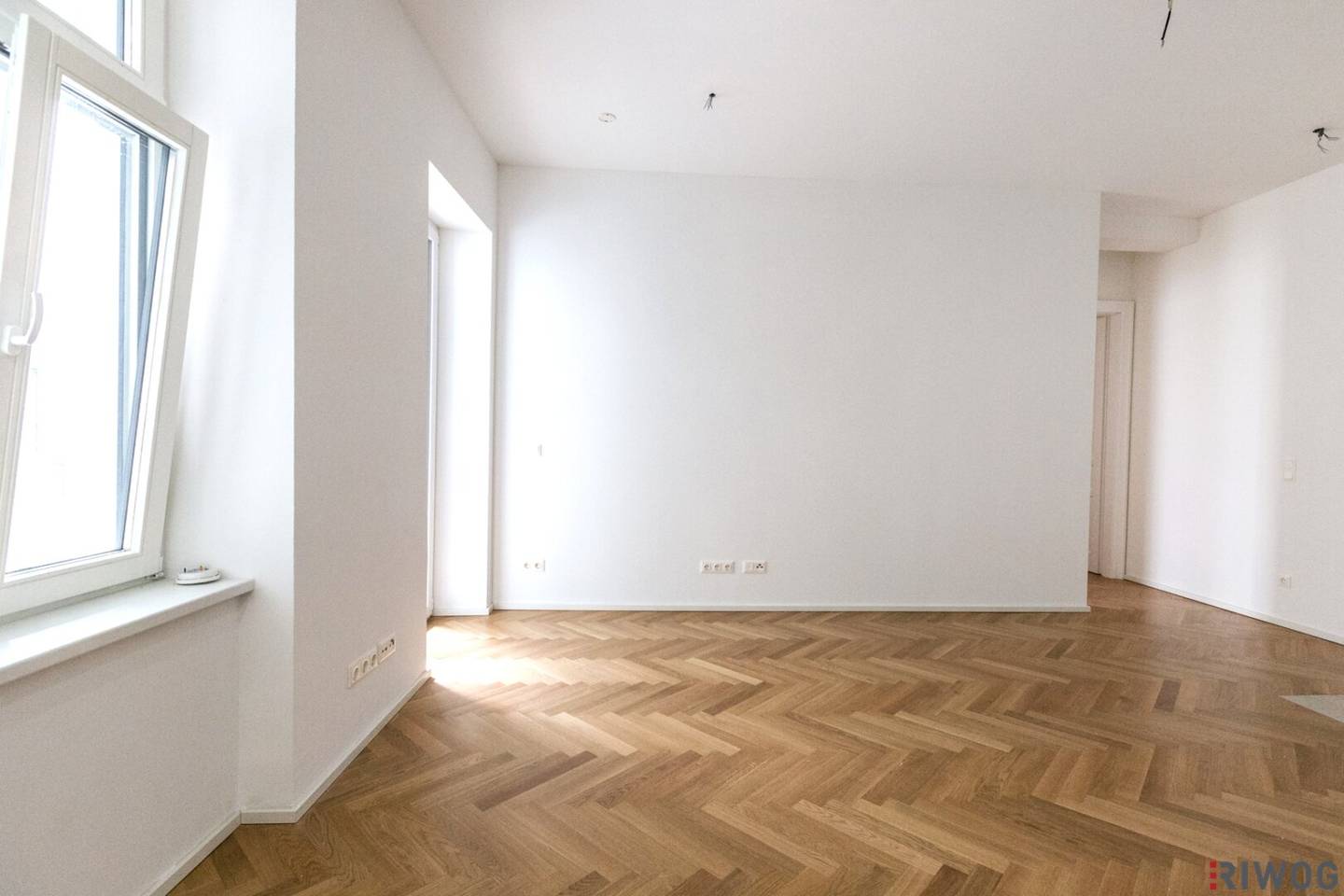 Renovated three room historic style old building with balcony in a quiet location | About two minutes to U4 Schönbrunn | About fifteen minutes to the 1st district
