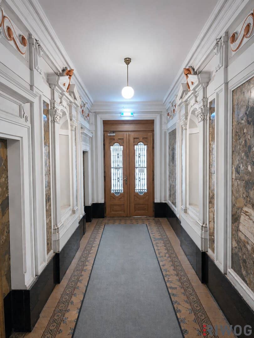 Stylish historic old building office with a 45 m² salon near Naschmarkt and the 1st district | unlimited term | very bright on the 4th floor with elevator | residential and office combination possible