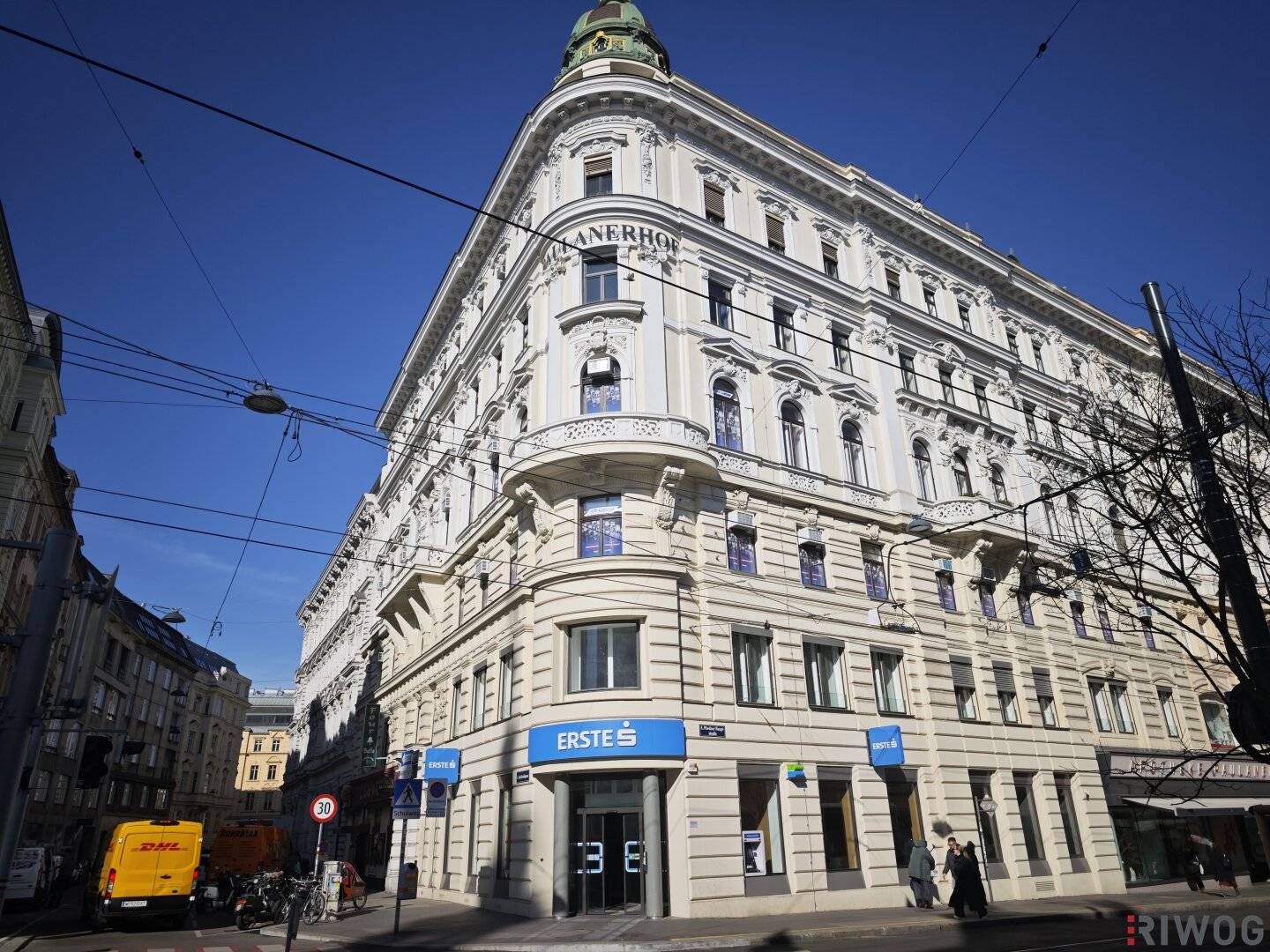 Stylish historic old building office with a 45 m² salon near Naschmarkt and the 1st district | unlimited term | very bright on the 4th floor with elevator | residential and office combination possible