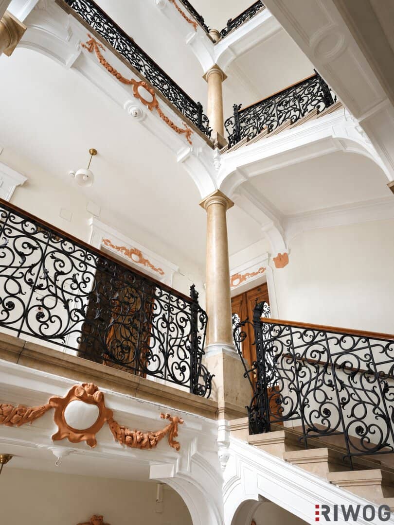 Stylish historic old building office with a 45 m² salon near Naschmarkt and the 1st district | unlimited term | very bright on the 4th floor with elevator | residential and office combination possible