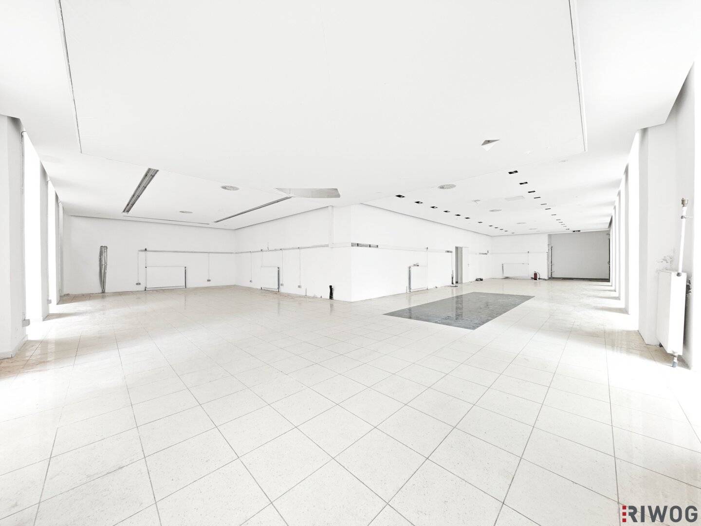 At Kärntner Straße &amp; Opera corner shop with 3 m high display windows | including basement with freight elevator