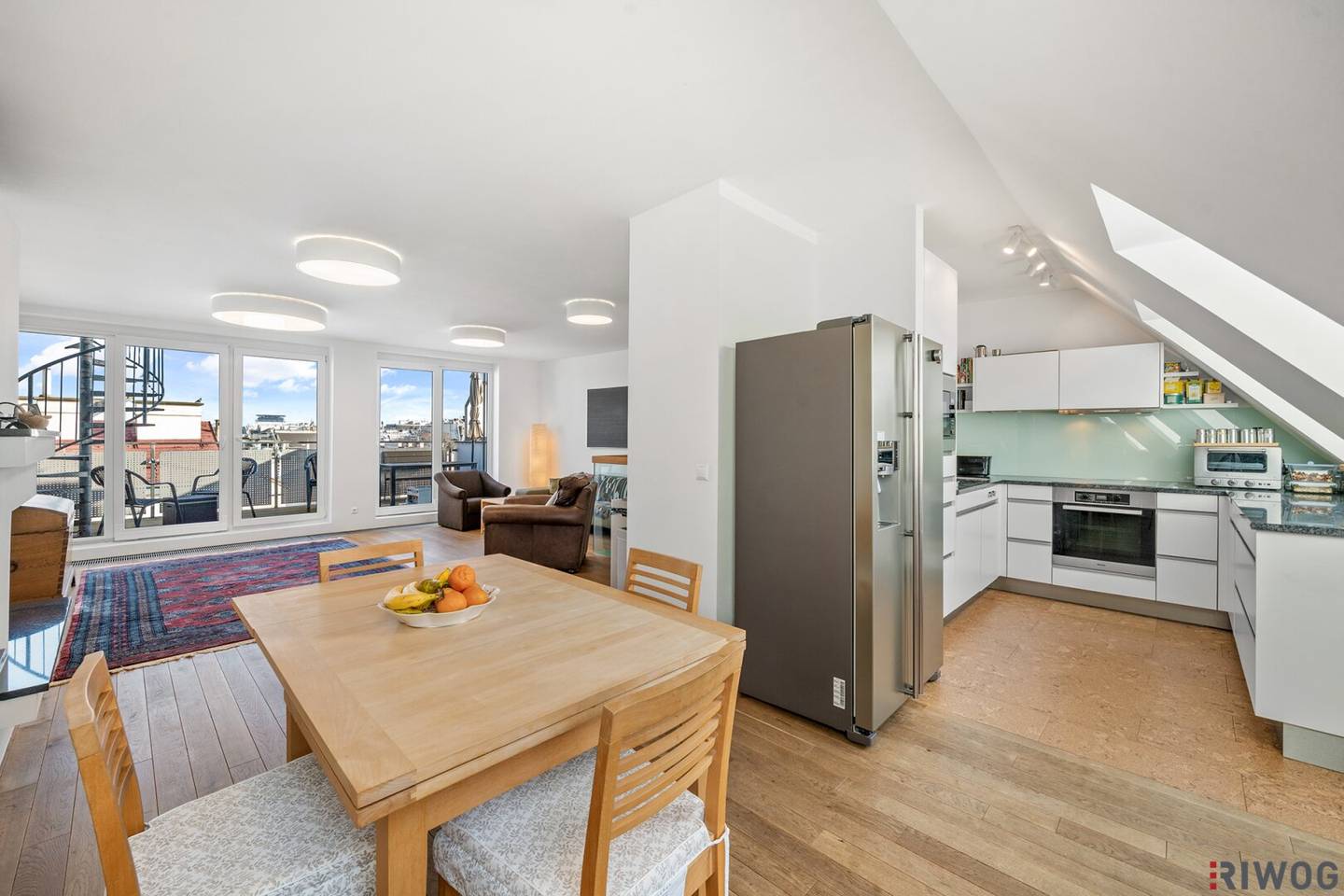 Rooftop-Wohnung über den Dächern des Siebten | 1 Min. zur Mariahilferstr. | 40m² 360°-Terrasse | Virtual Tour
