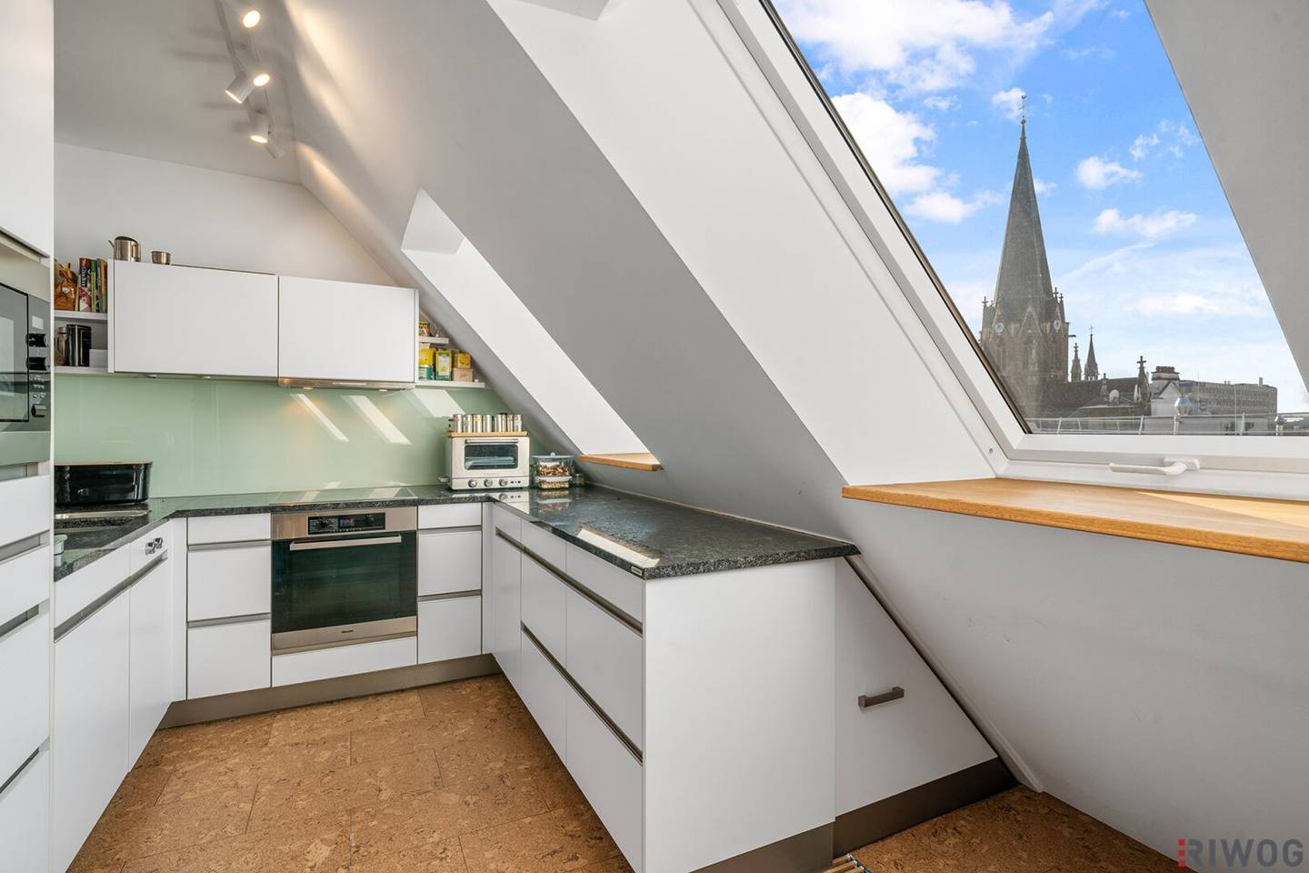 Rooftop-Wohnung über den Dächern des Siebten | 1 Min. zur Mariahilferstr. | 40m² 360°-Terrasse | Virtual Tour