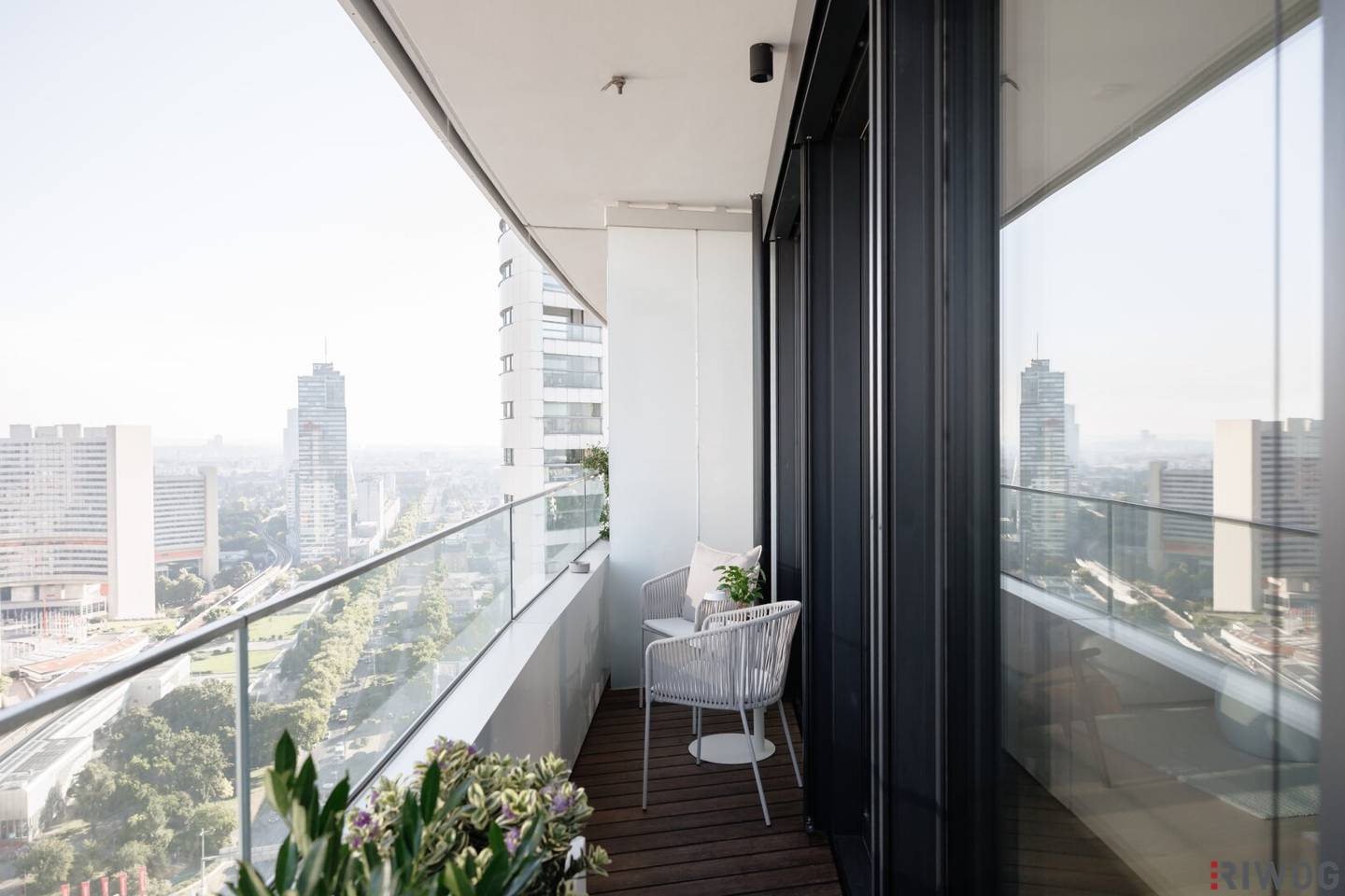 A breathtaking distant view towards Kahlenberg | Danube Flats | 25th floor | Includes kitchen | Purchase possible for investors or owner-occupiers