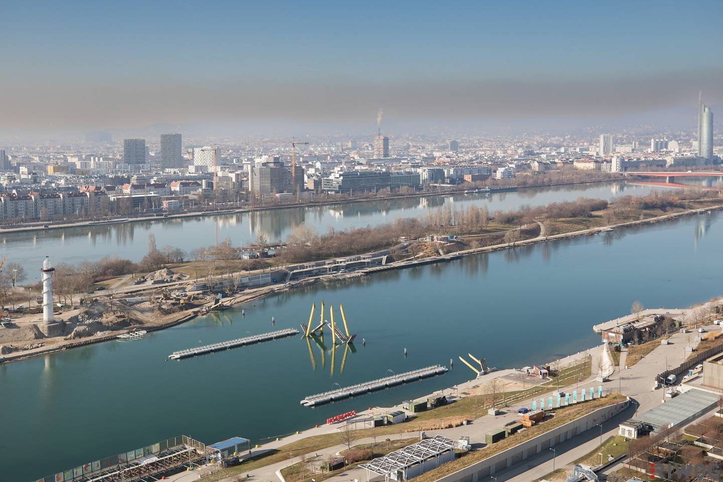 A breathtaking distant view towards Kahlenberg | Danube Flats | 25th floor | Includes kitchen | Purchase possible for investors or owner-occupiers