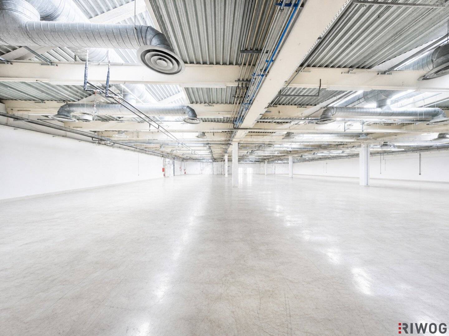 Production / Storage space with approx. 2,000 m² | ground level and heated | direct highway access