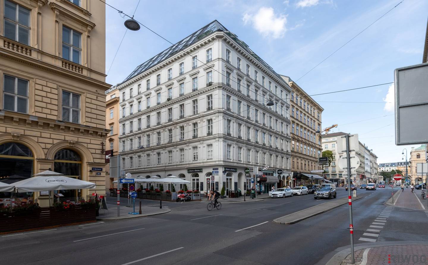 Only a few steps from the Opera | 5th floor (last regular floor) with elevator | Indefinitely rented prewar apartment | Tenant born in 1939
