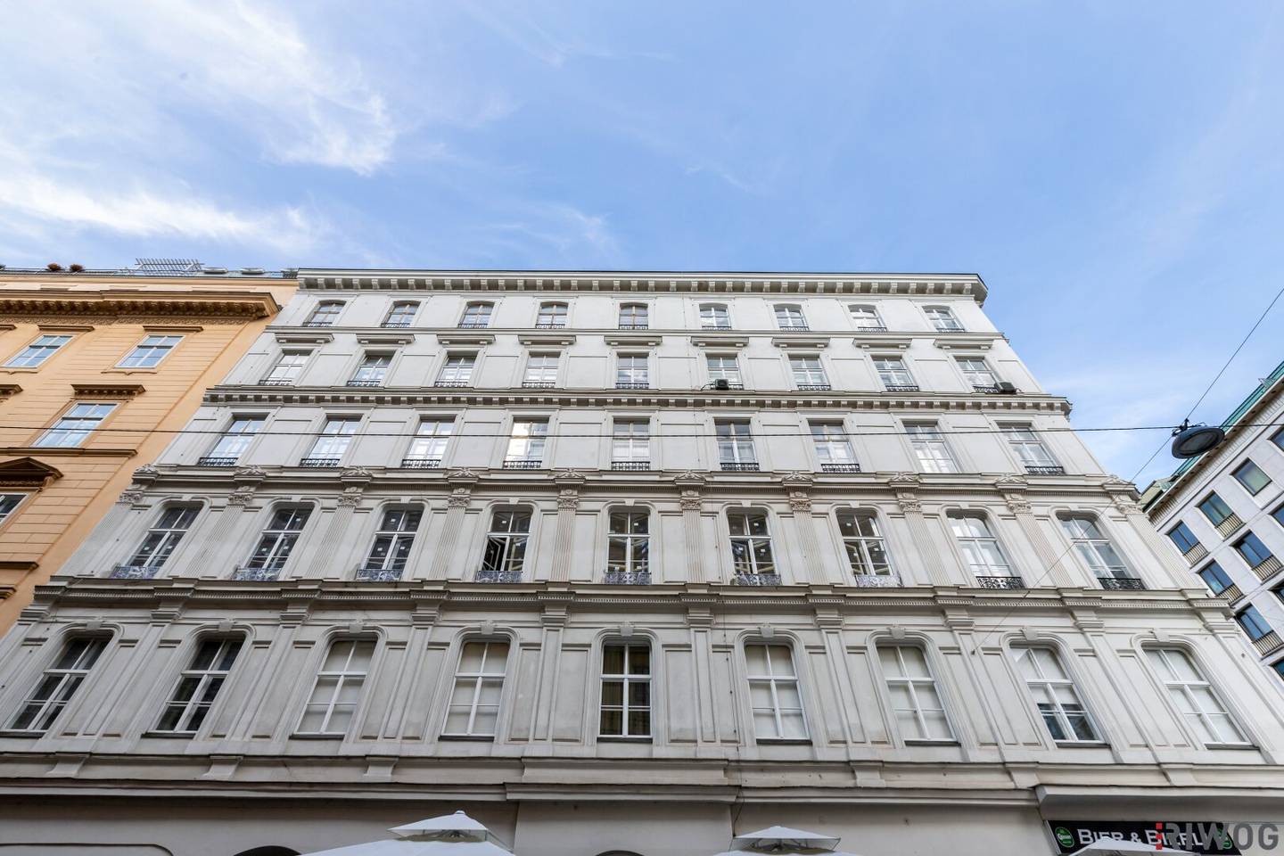 Only a few steps from the Opera | 5th floor (last regular floor) with elevator | Indefinitely rented prewar apartment | Tenant born in 1939