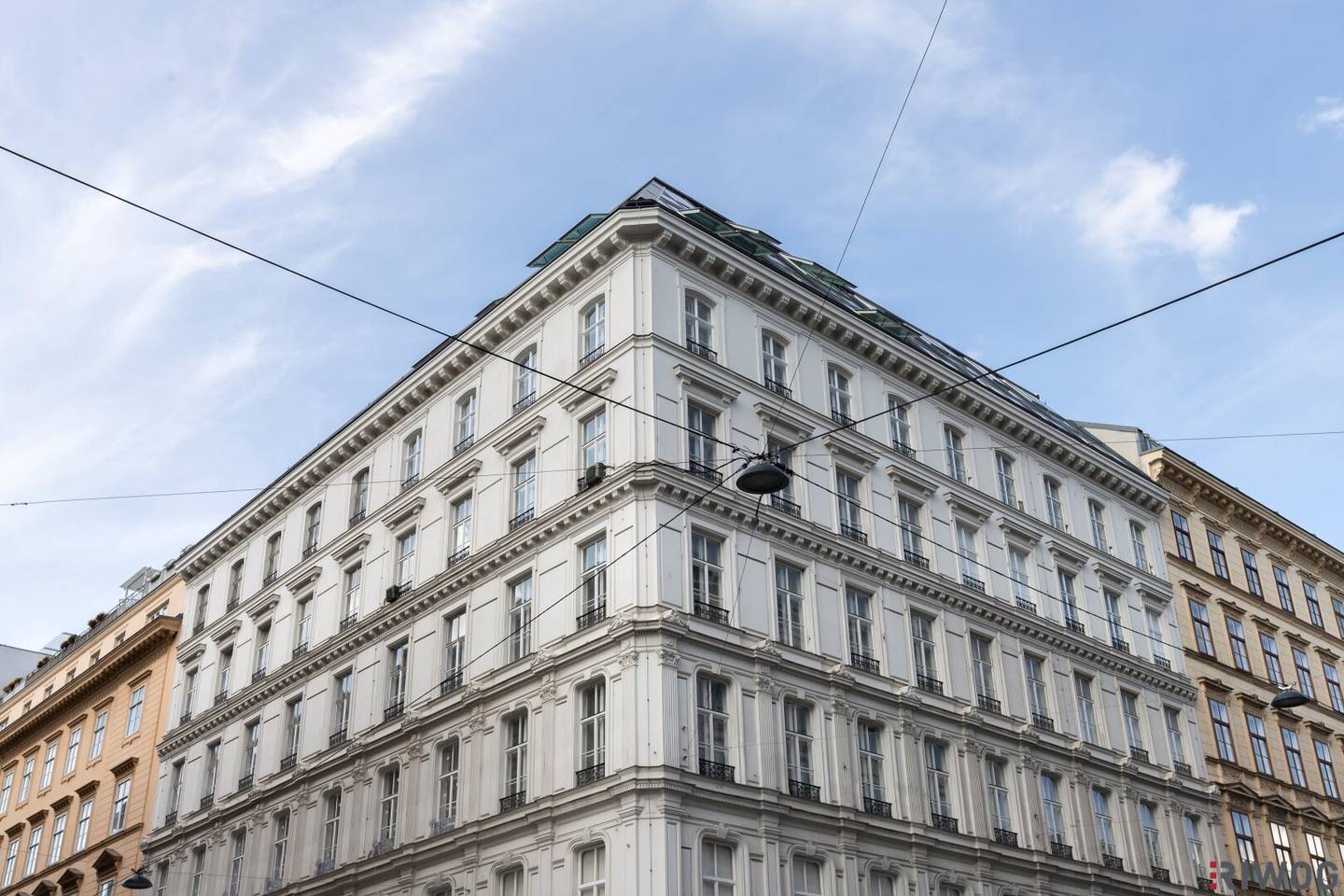 Only a few steps from the Opera | 5th floor (last regular floor) with elevator | Indefinitely rented prewar apartment | Tenant born in 1939