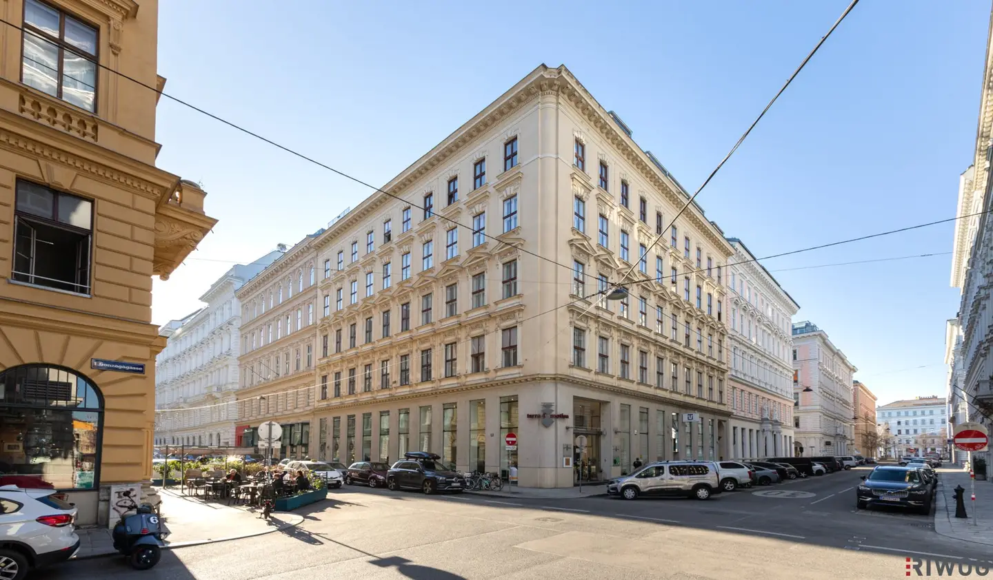 Exclusive penthouse residence in 1010 Wien, first occupancy with approx. 10.15 m² terrace on living level, 5 rooms, approx. 361.53 m²