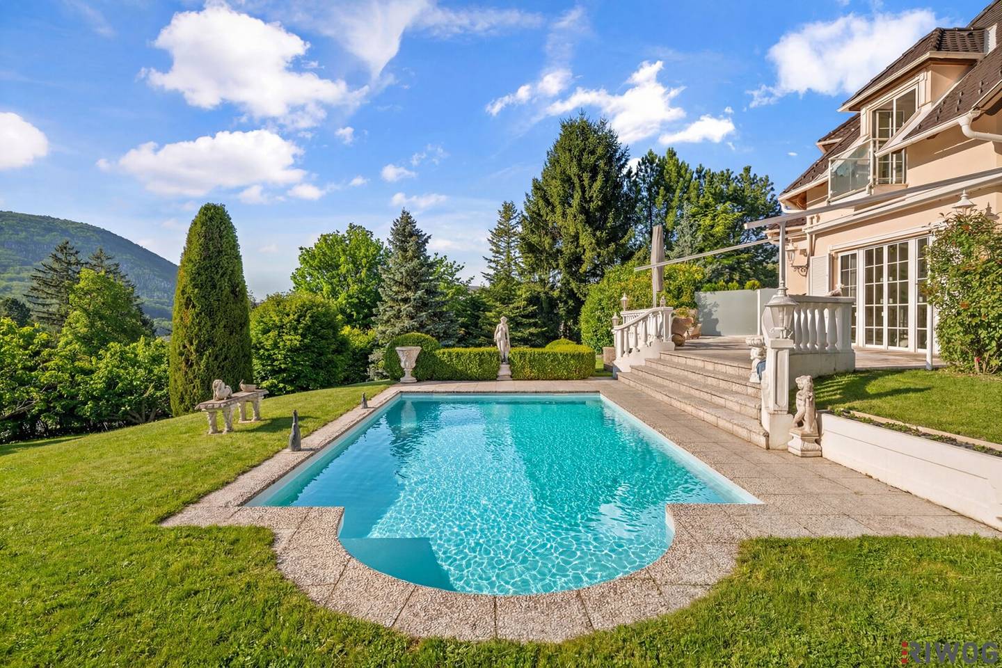 Private Estate Villa with distant view | Private forest | Virtual Tour | 4,200 m² garden | 25 minutes to the 1st district | Pool and Sauna