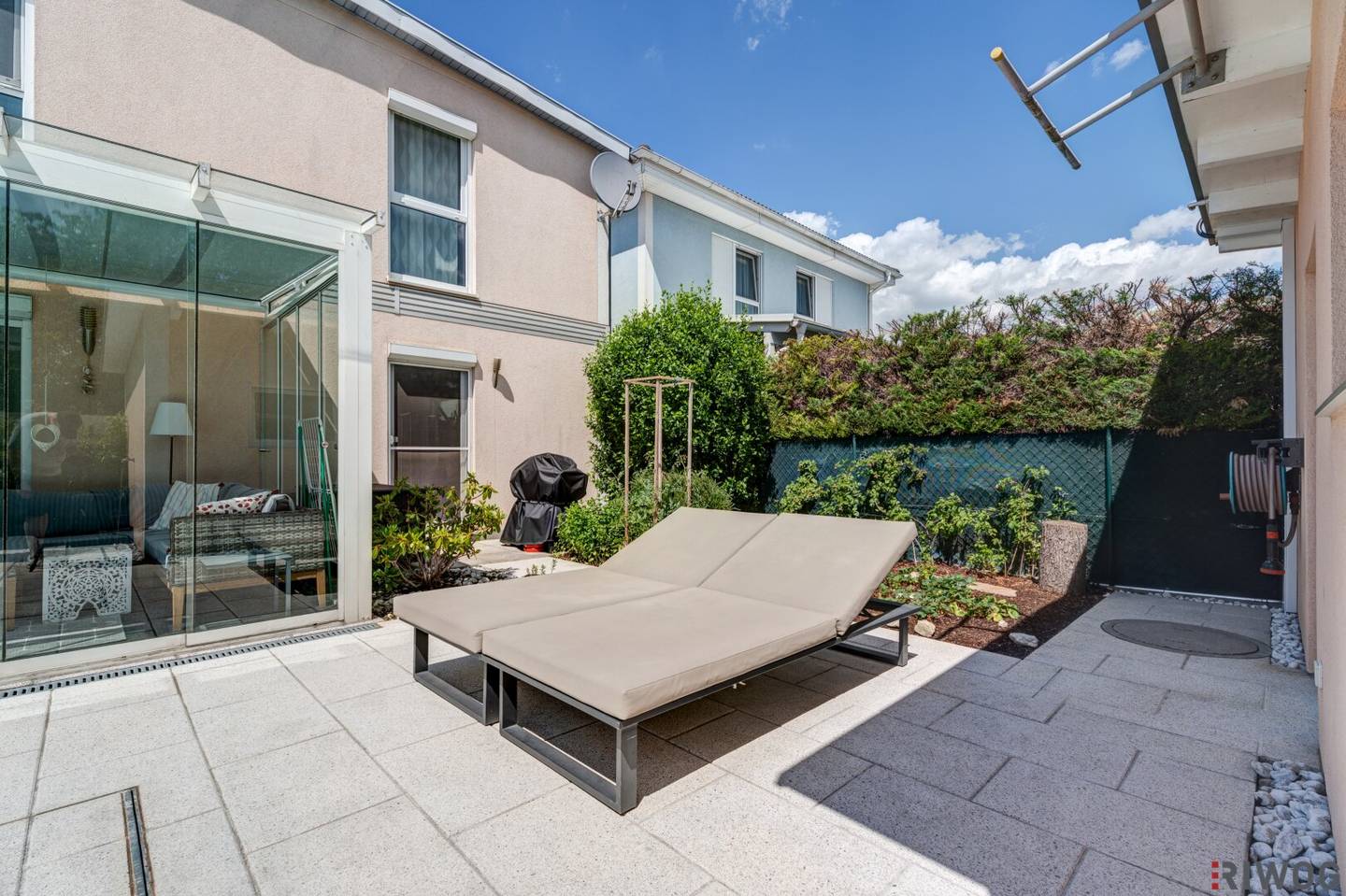 **Private Wohlfühloase mit Pool, Wintergarten & unverbaubarem Blick ins Grüne**