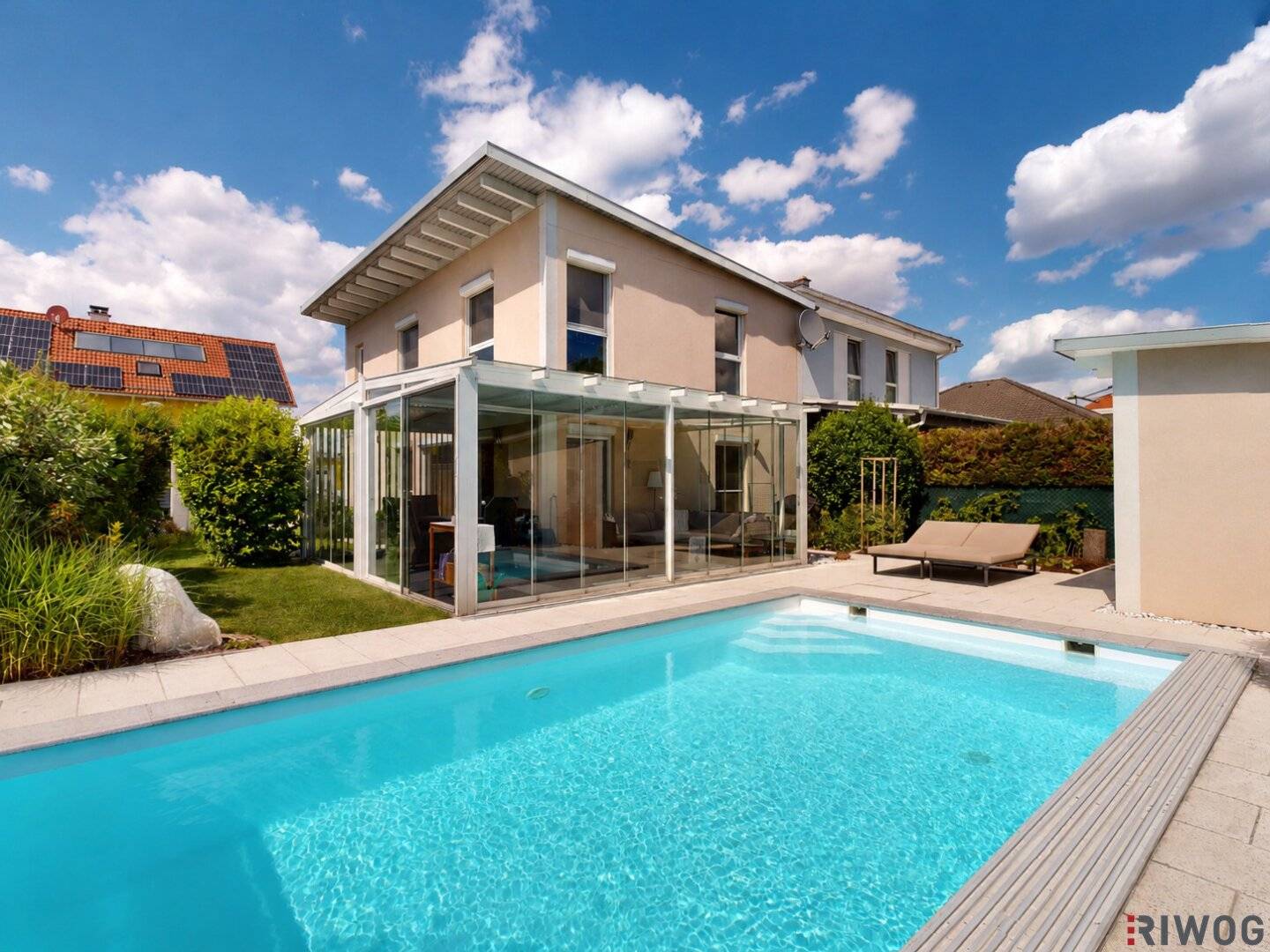 **Private Wohlfühloase mit Pool, Wintergarten & unverbaubarem Blick ins Grüne**
